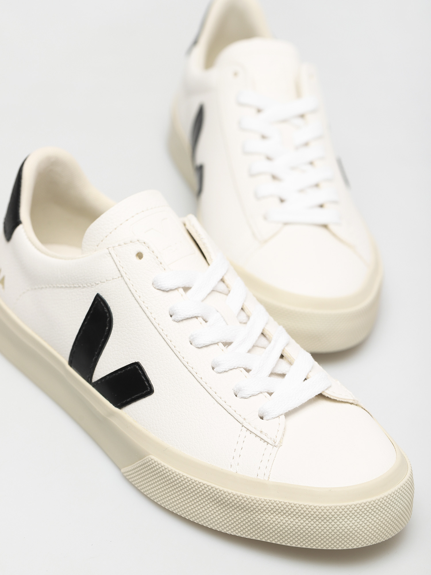 Buty Veja Campo Wmn (chromefree leather white black)