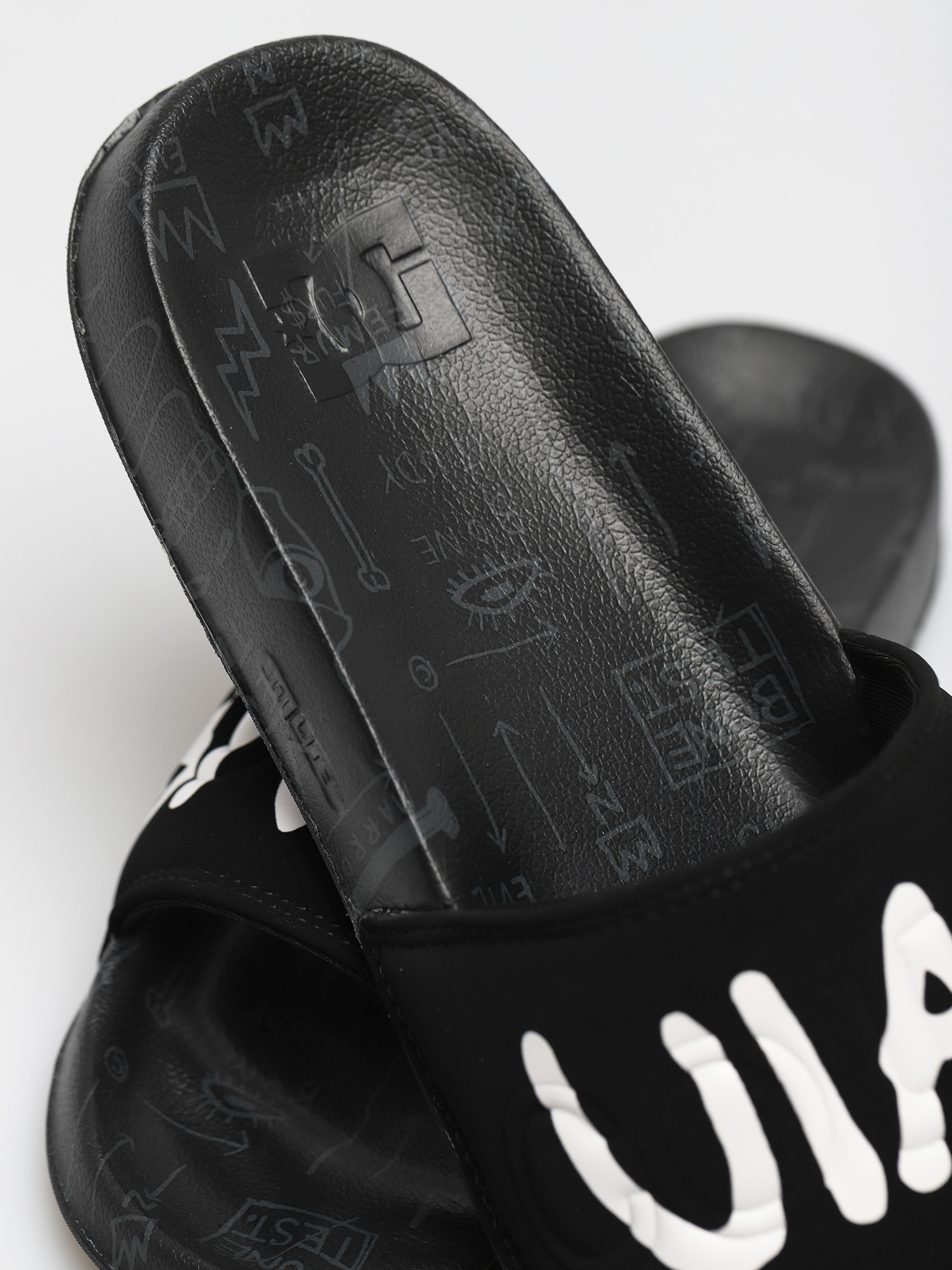 Klapki DC X Basquiat Basq (black/dk grey print)