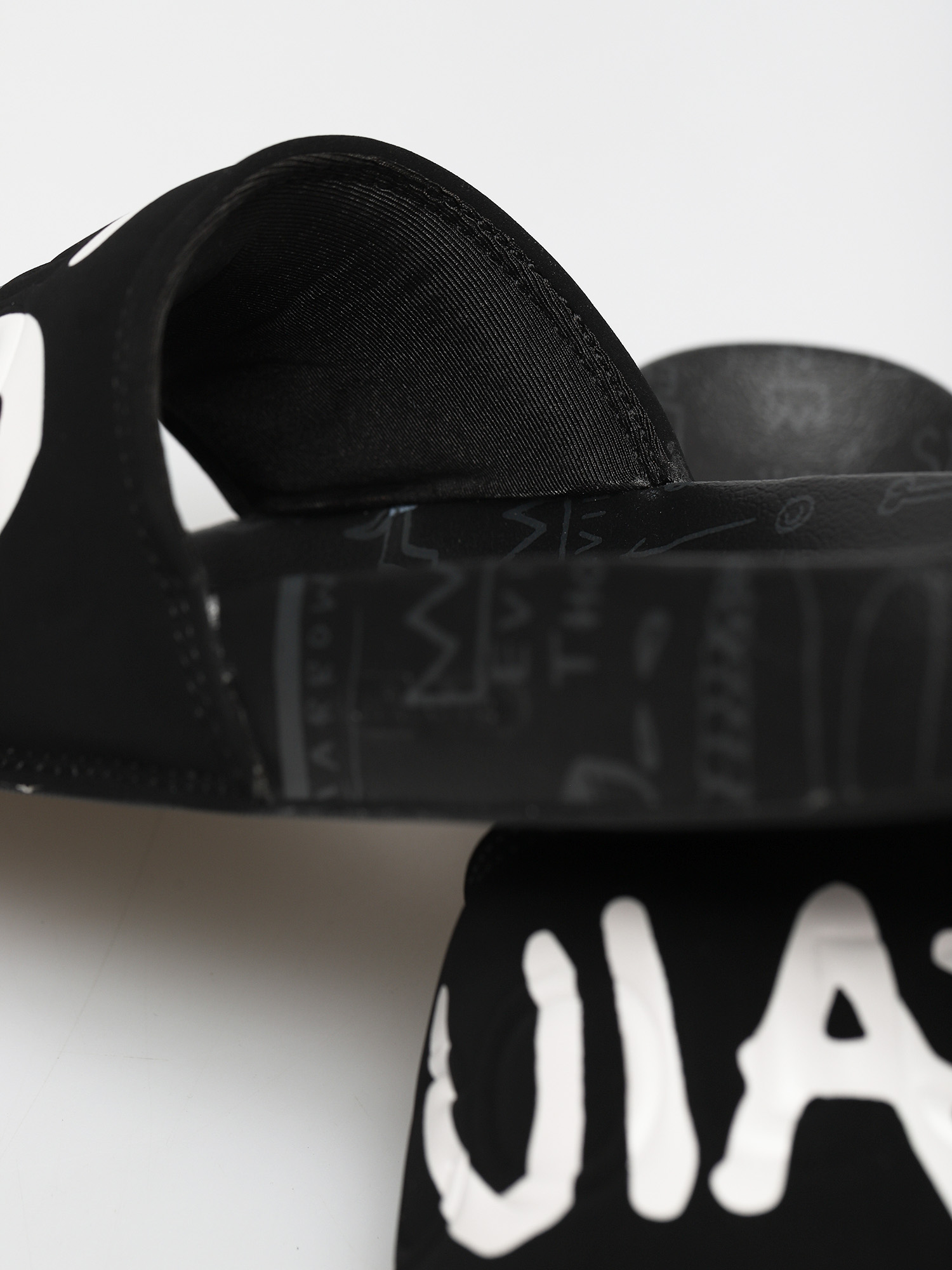 Klapki DC X Basquiat Basq (black/dk grey print)