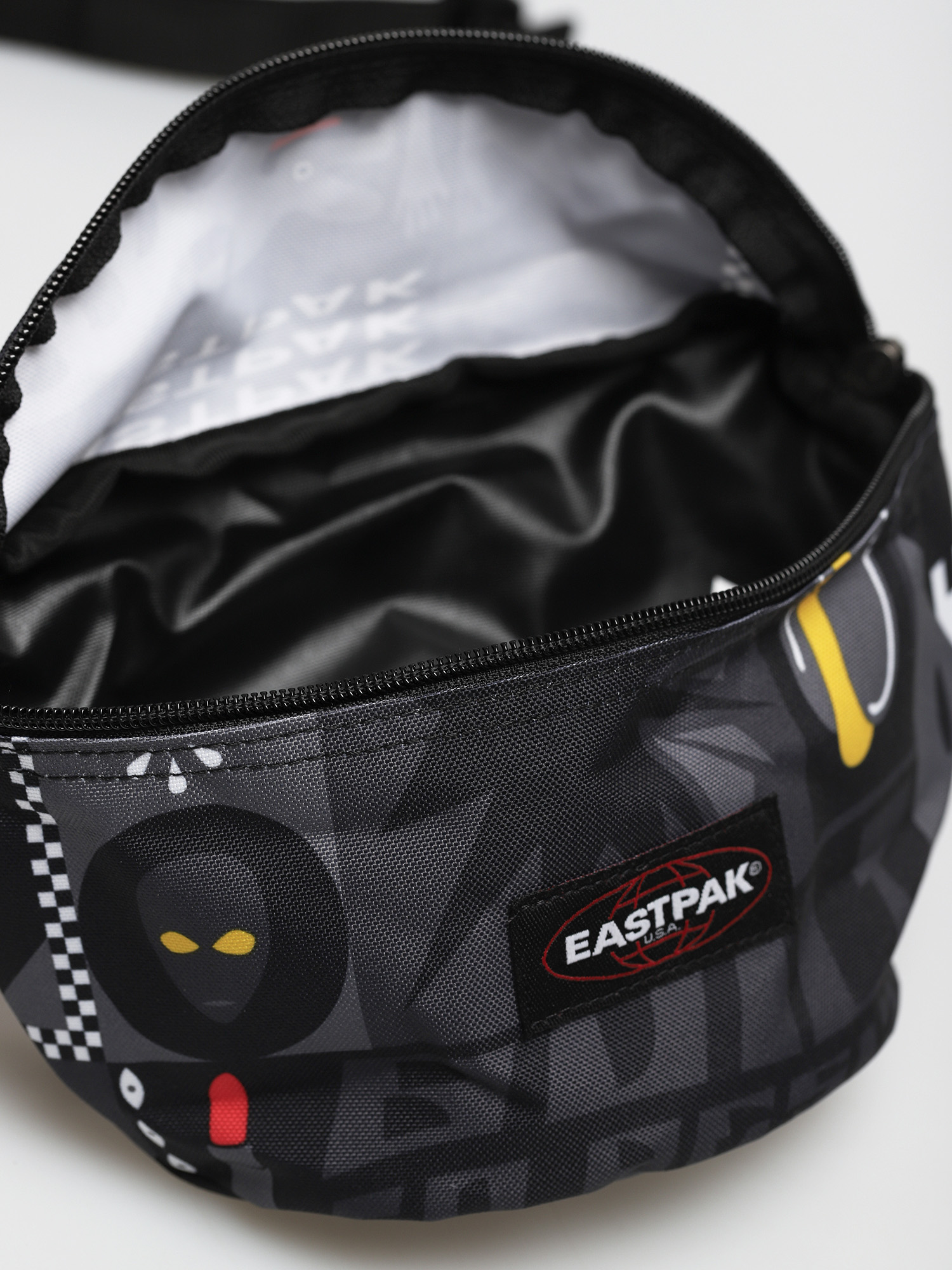 Nerka Eastpak Springer Wall (art black)
