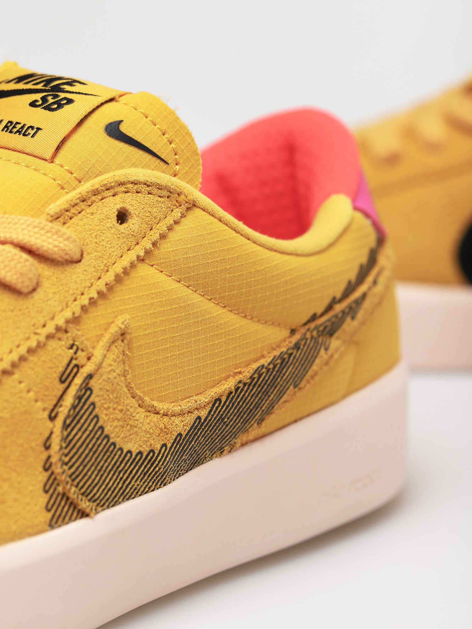 Buty Nike SB Bruin React T (pollen/black pale coral)