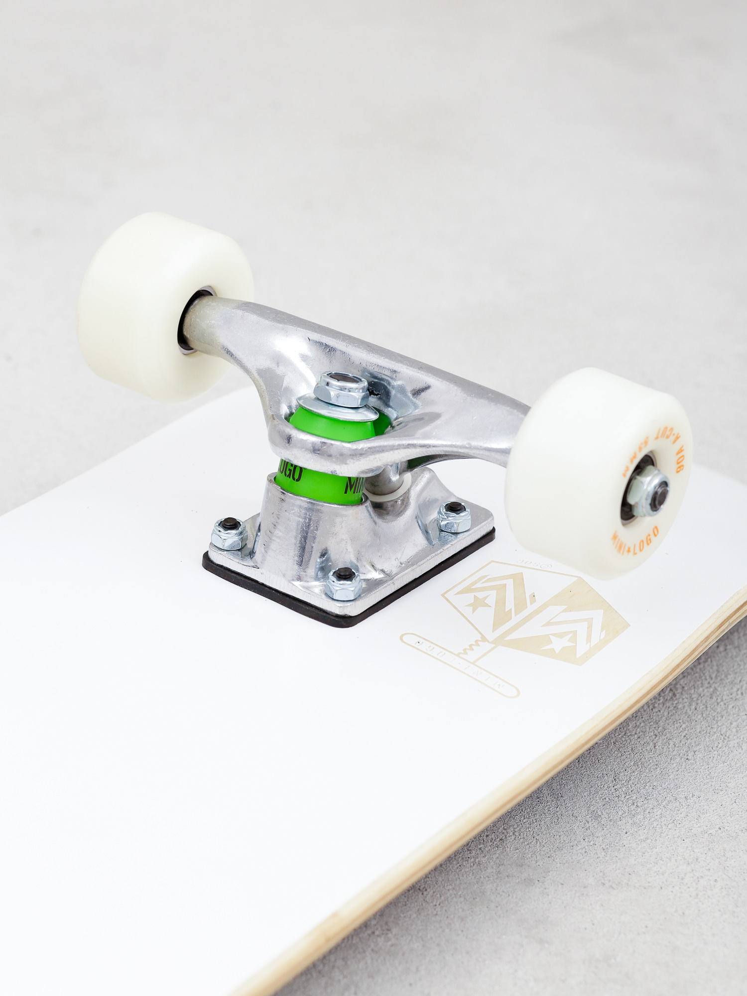 Deskorolka Minilogo Chevron Detonator 15 (solid white)