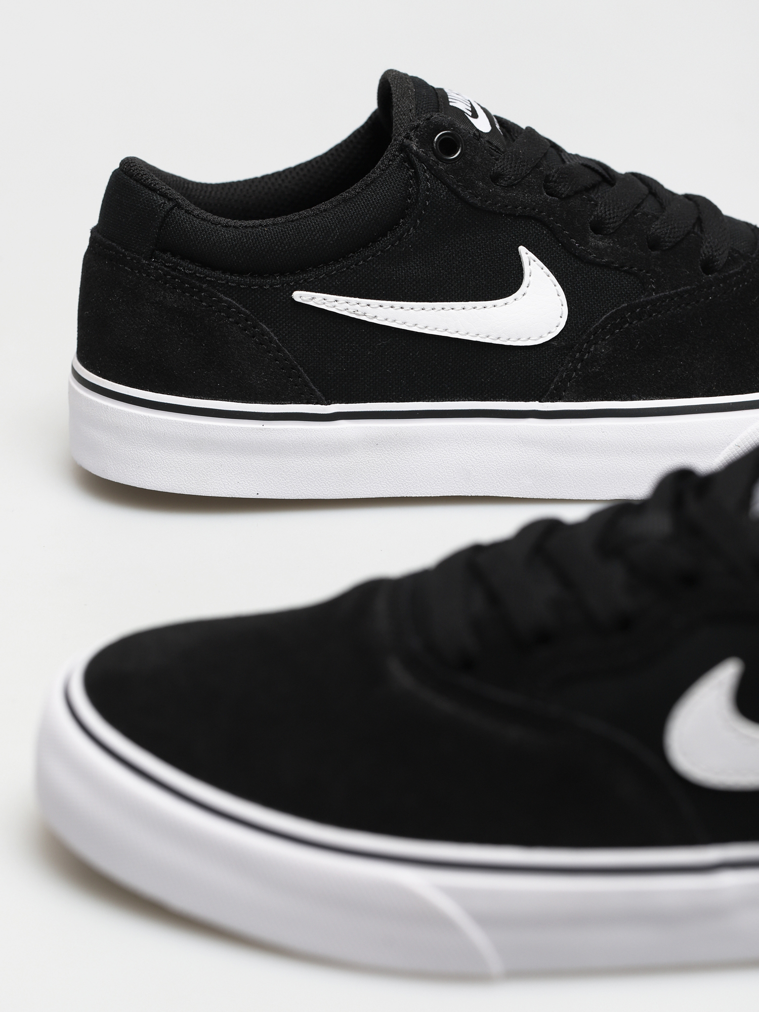 nike sb chron black and white