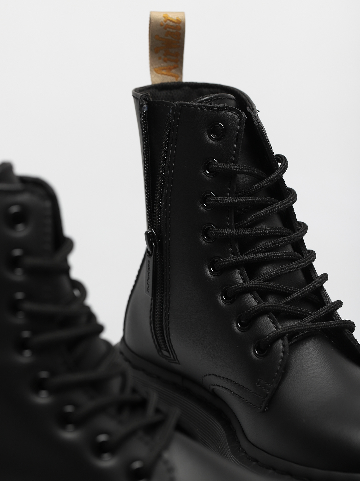 Buty Dr. Martens Vegan Jadon II Mono Wmn (felix rub off black)