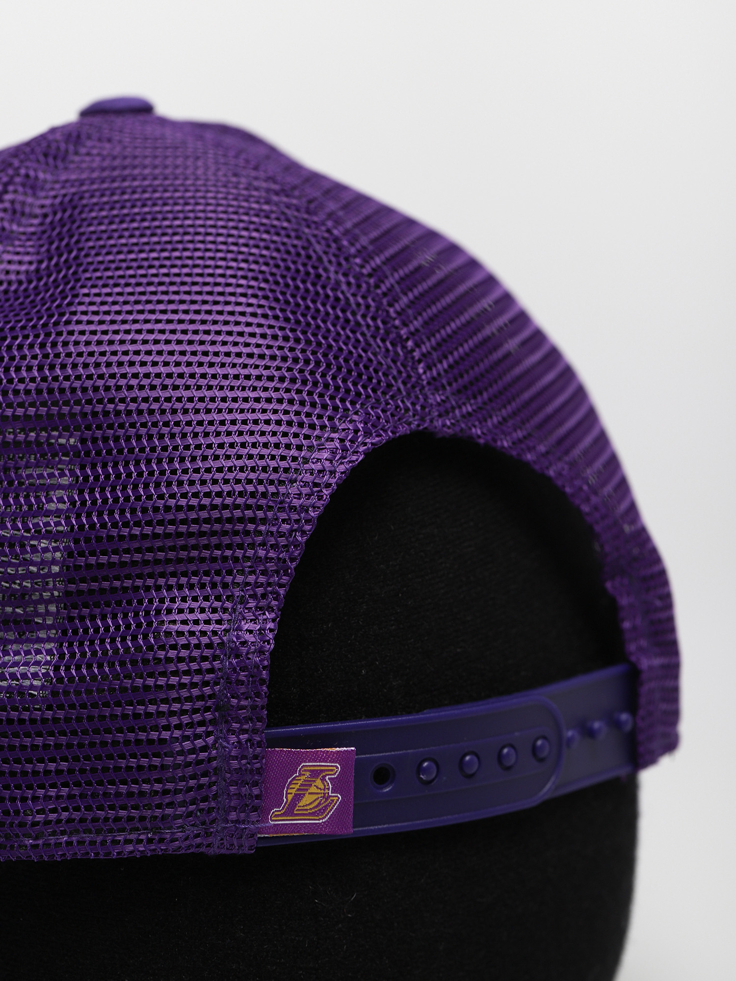 Czapka z daszkiem New Era Team Arch Trucker Los Angeles Lakers (purple)