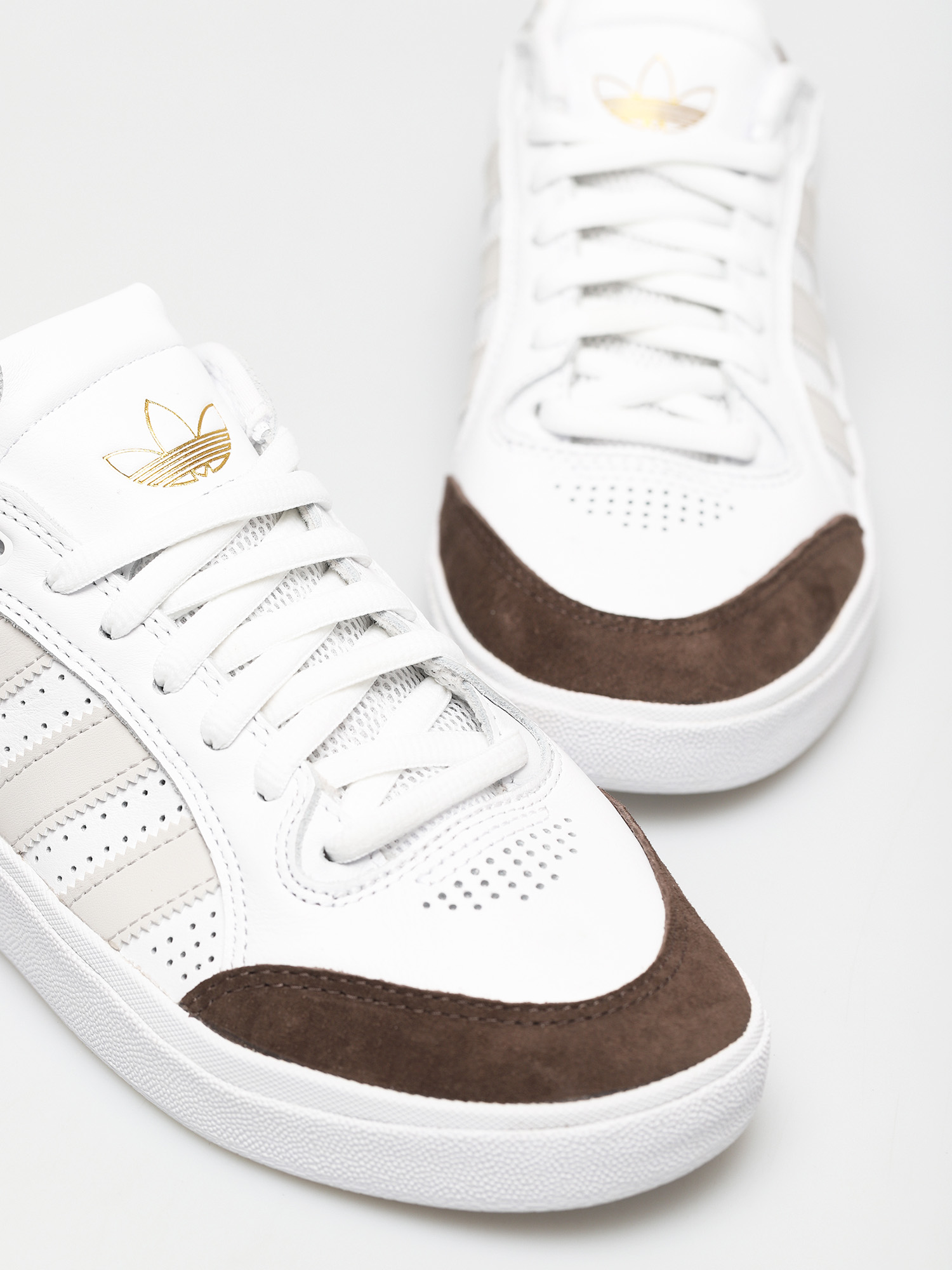 Buty adidas Tyshawn Low (ftwwht/greone/goldmt)