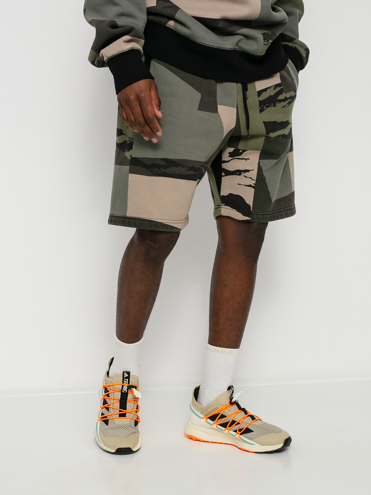 Szorty Carhartt WIP Chase (camo mend/gold)