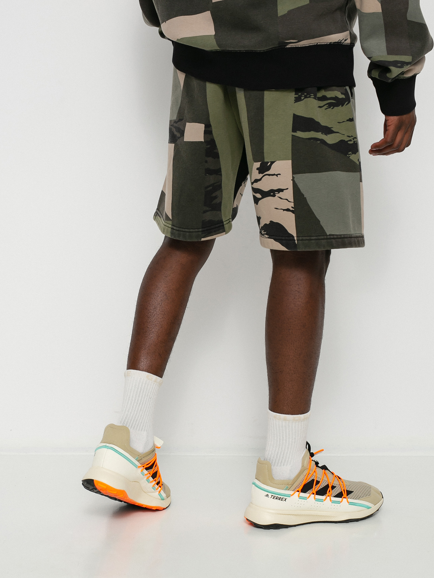 Szorty Carhartt WIP Chase (camo mend/gold)