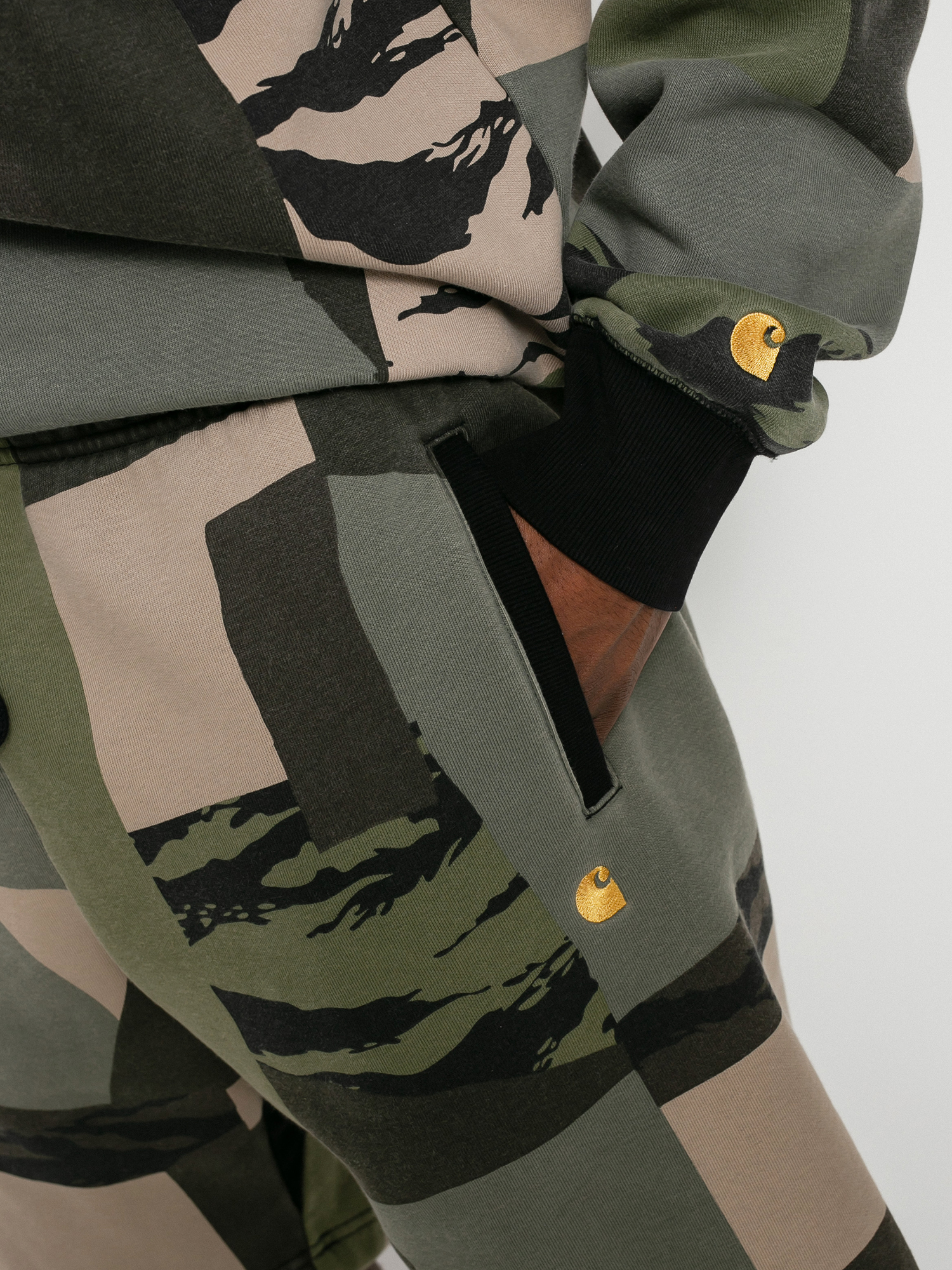 Szorty Carhartt WIP Chase (camo mend/gold)