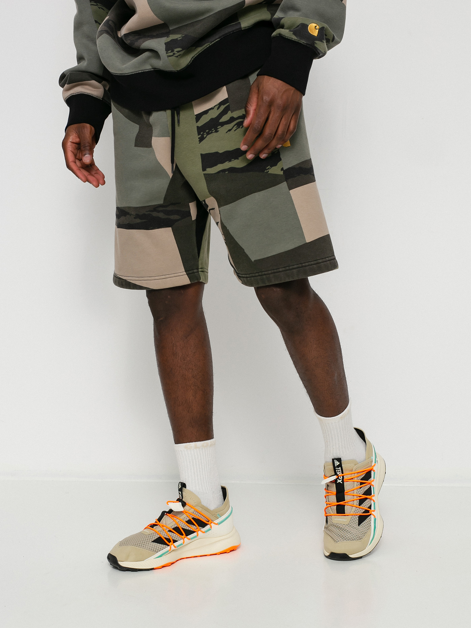 Szorty Carhartt WIP Chase (camo mend/gold)