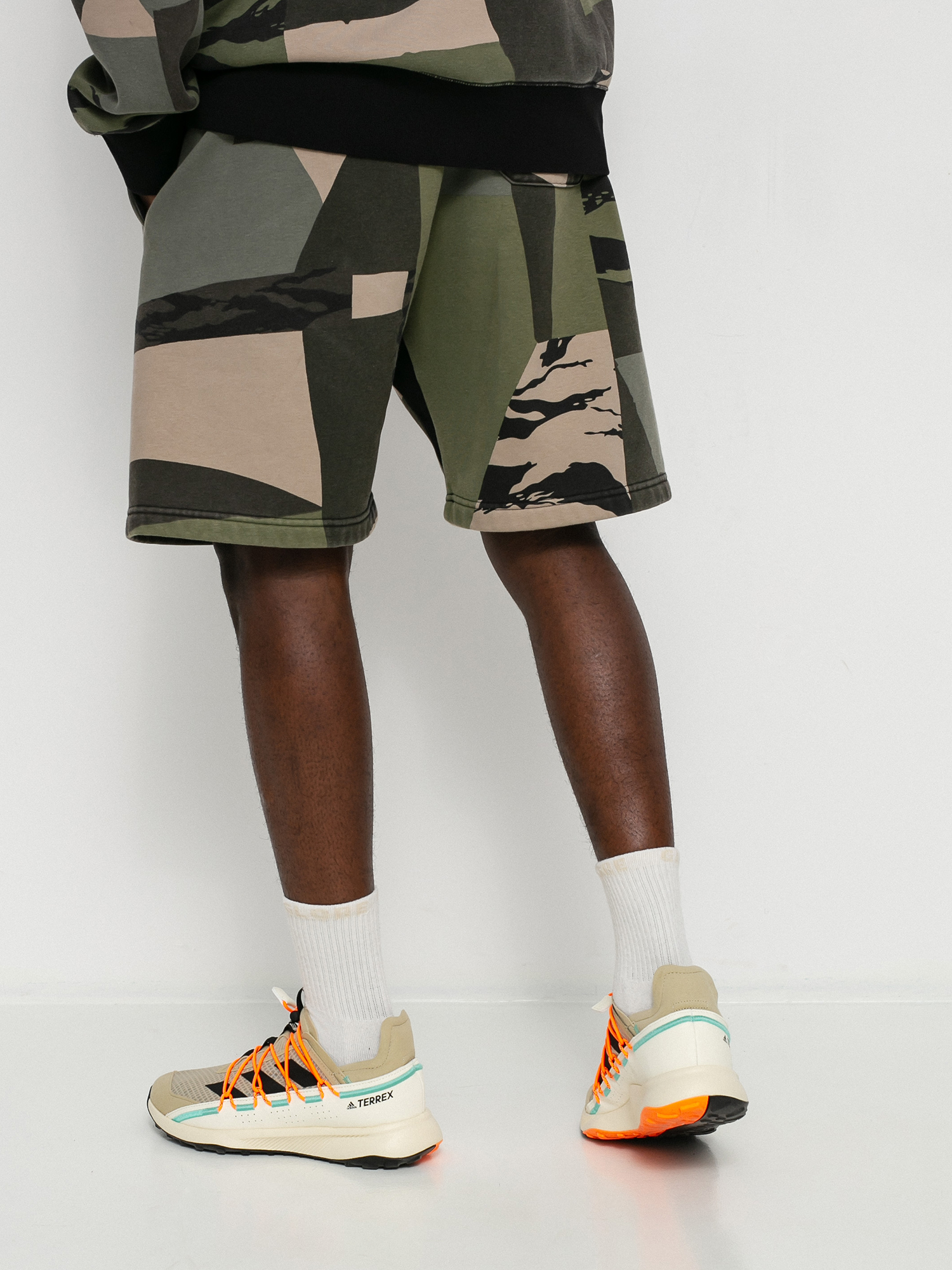 Szorty Carhartt WIP Chase (camo mend/gold)