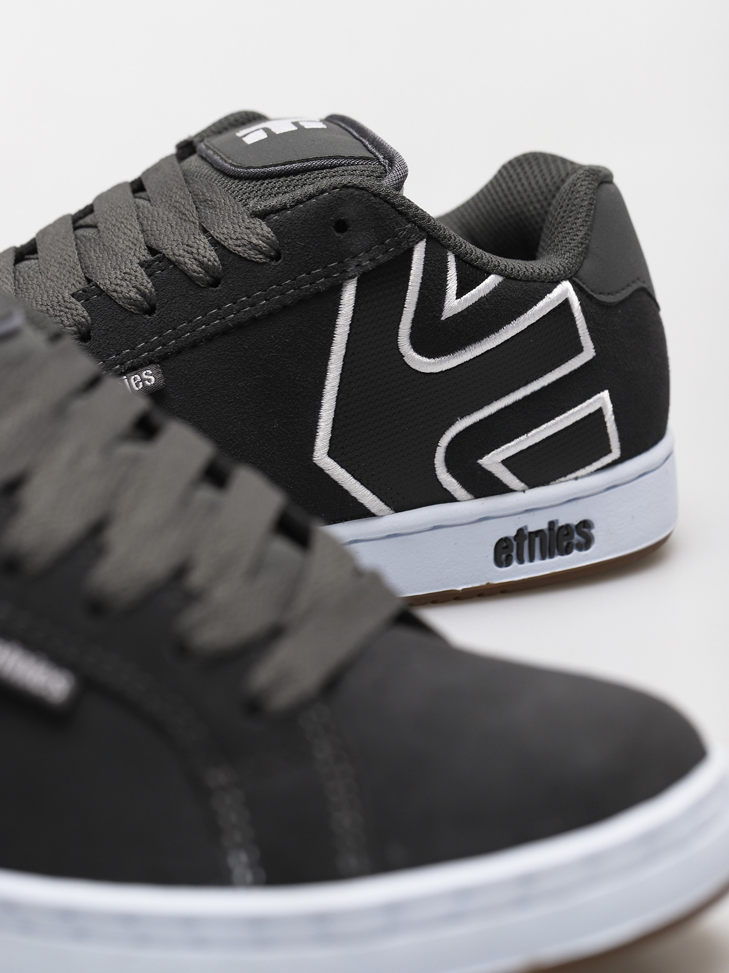 Buty Etnies Fader (dark grey/white/gum)