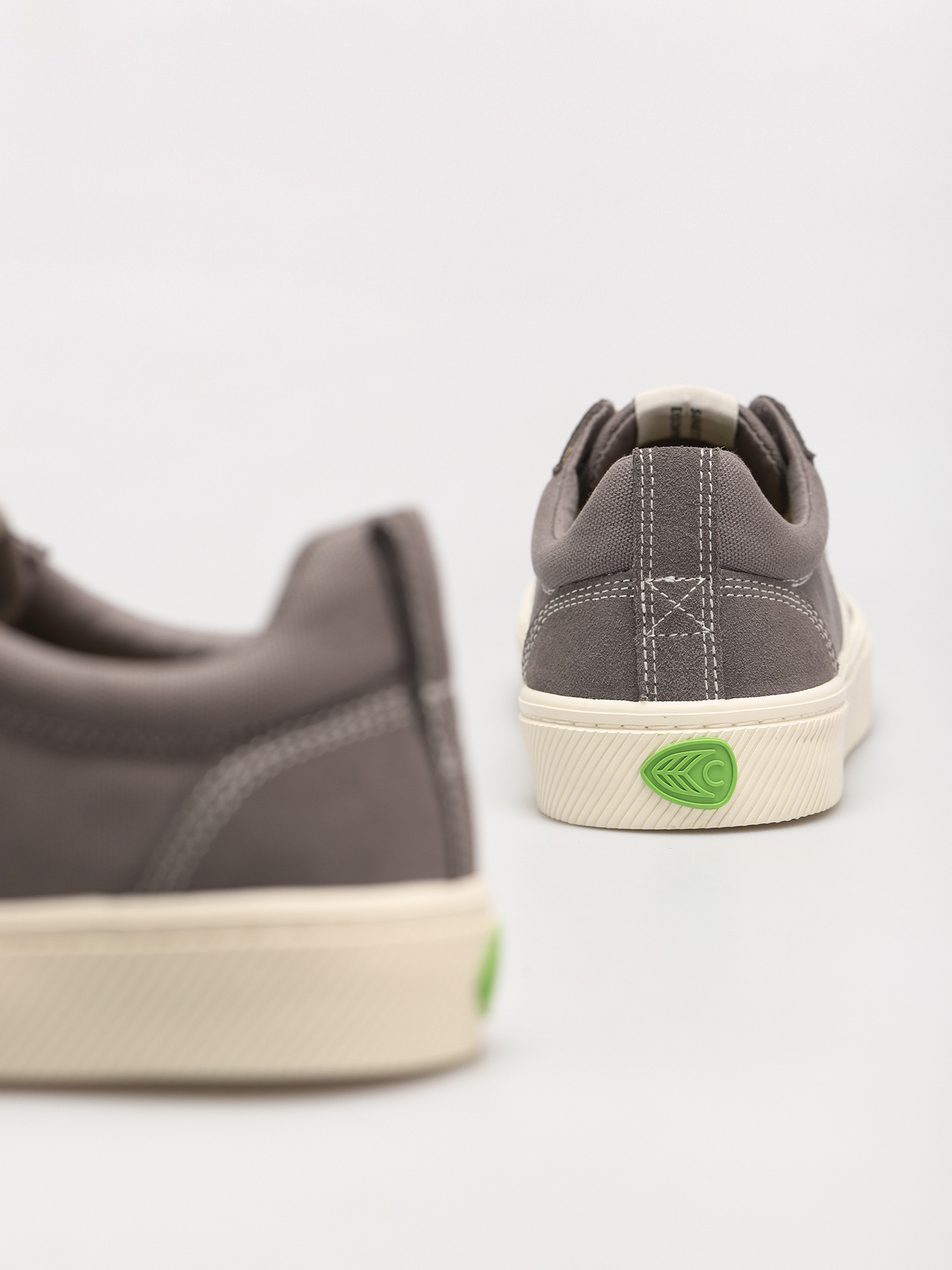 Buty Cariuma Catiba Pro (charcoal grey/contrast thread ivory logo)