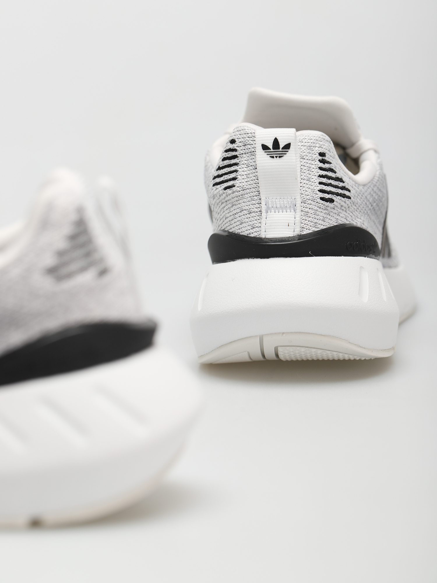 Buty adidas Originals Swift Run 22 Wmn (crywht/cblack/gretwo)