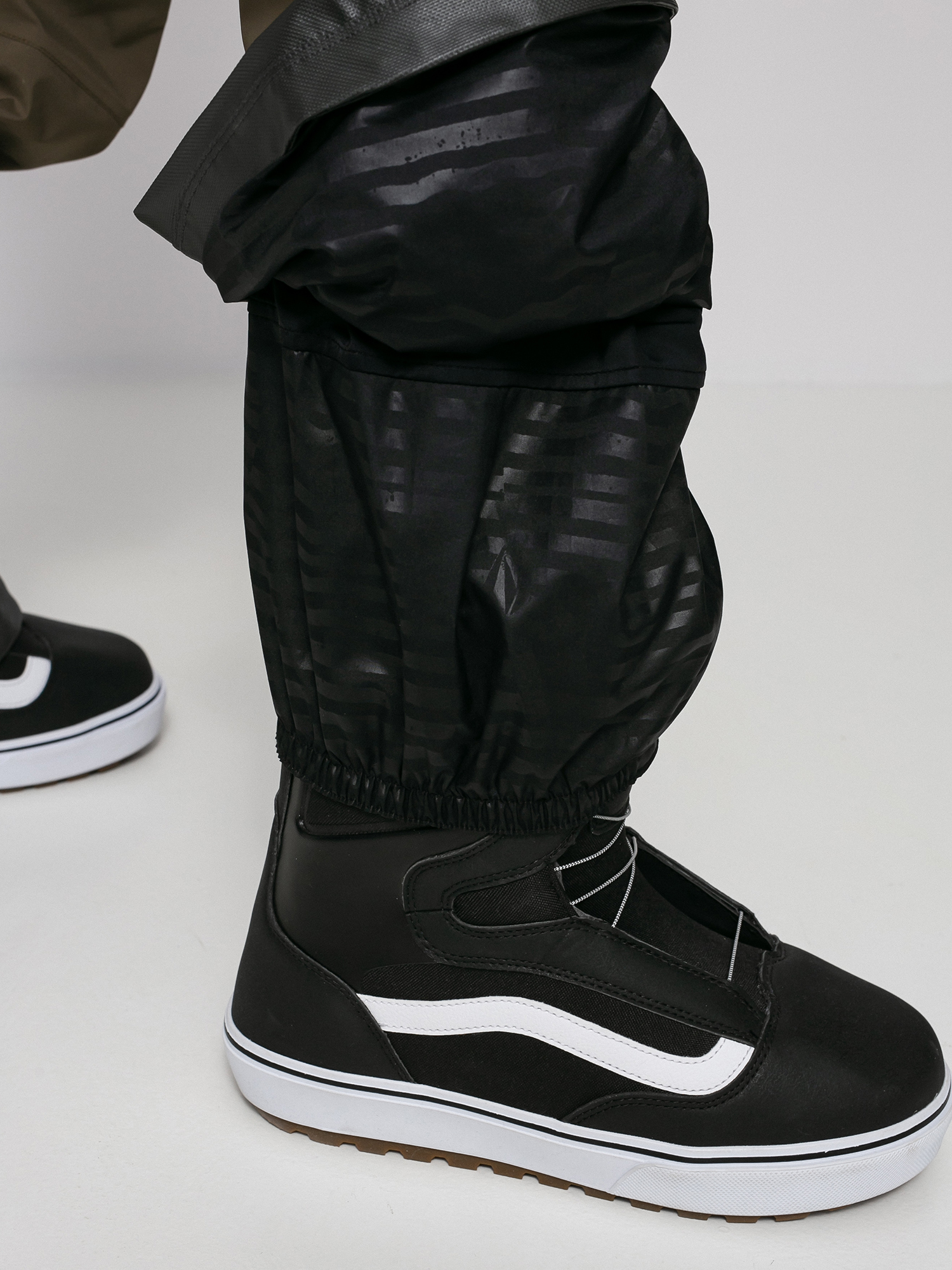 Męskie Spodnie snowboardowe Volcom Guch Stretch Gore (dark teak)
