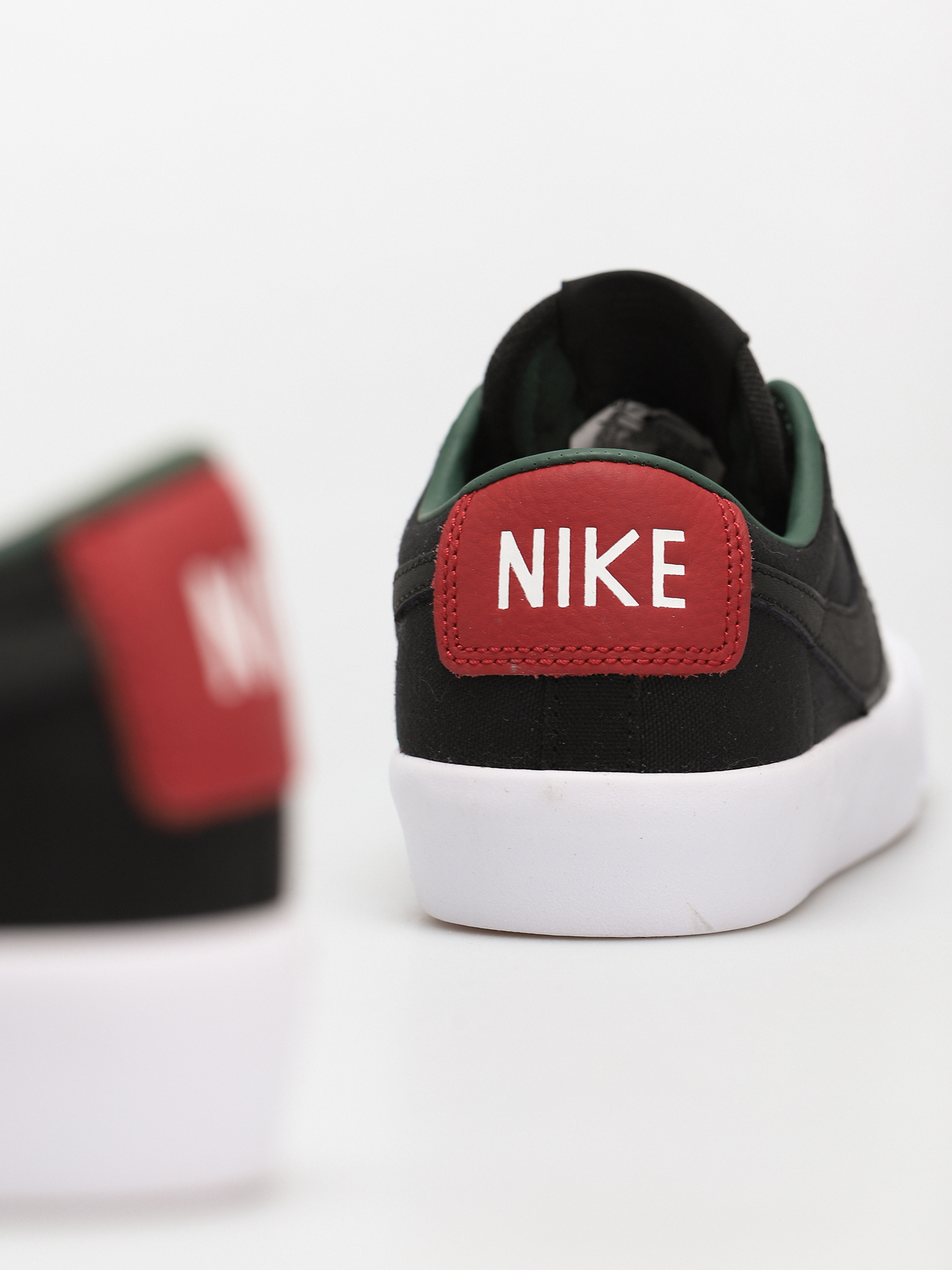 Buty Nike SB Zoom Blazer Low Pro Gt Premium (black/black varsity red fir)
