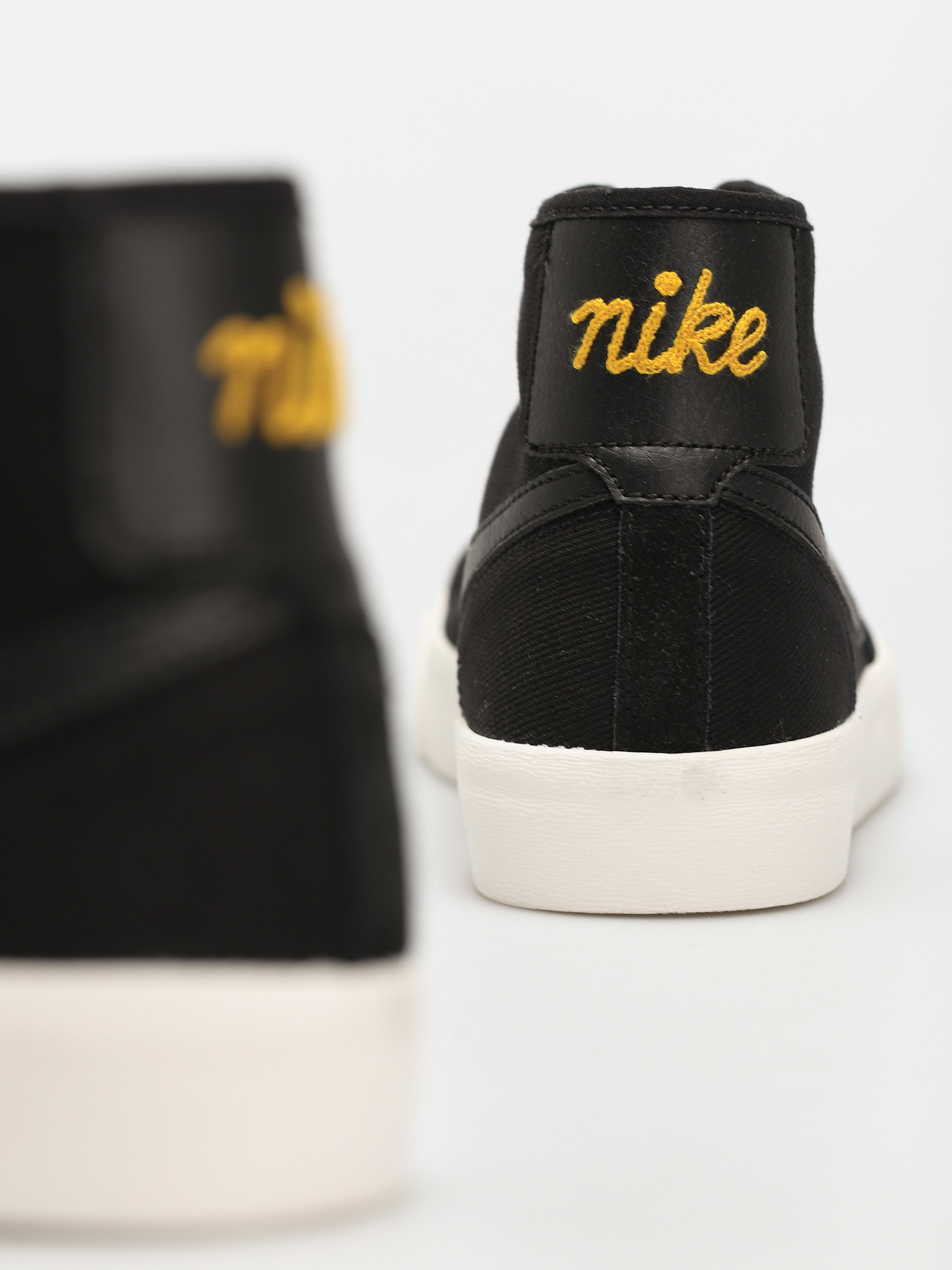 Buty Nike SB BLZR Court Mid Premium (black/black black sail)