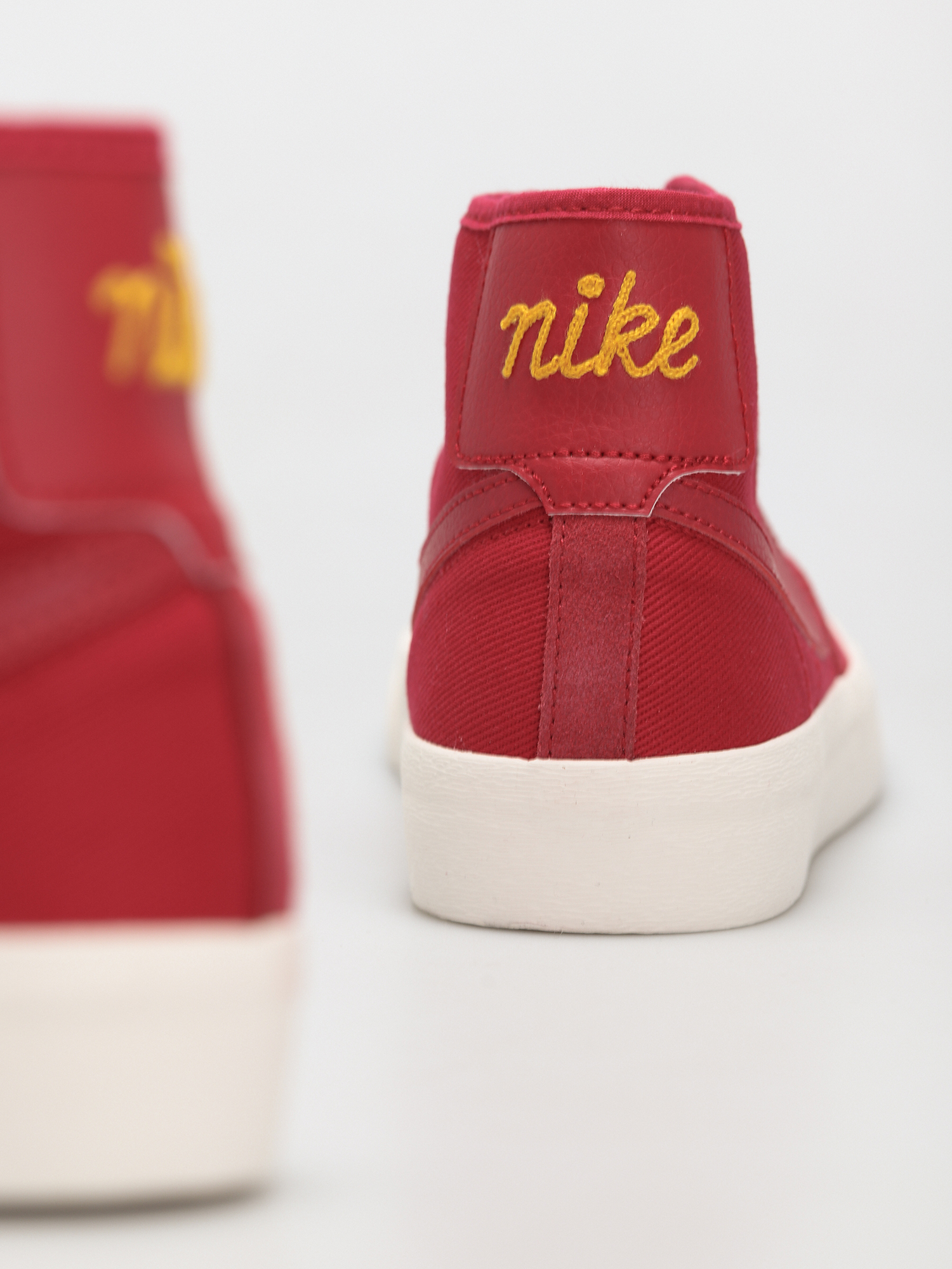 Buty Nike SB BLZR Court Mid Premium (mystic hibiscus/mystic hibiscus)