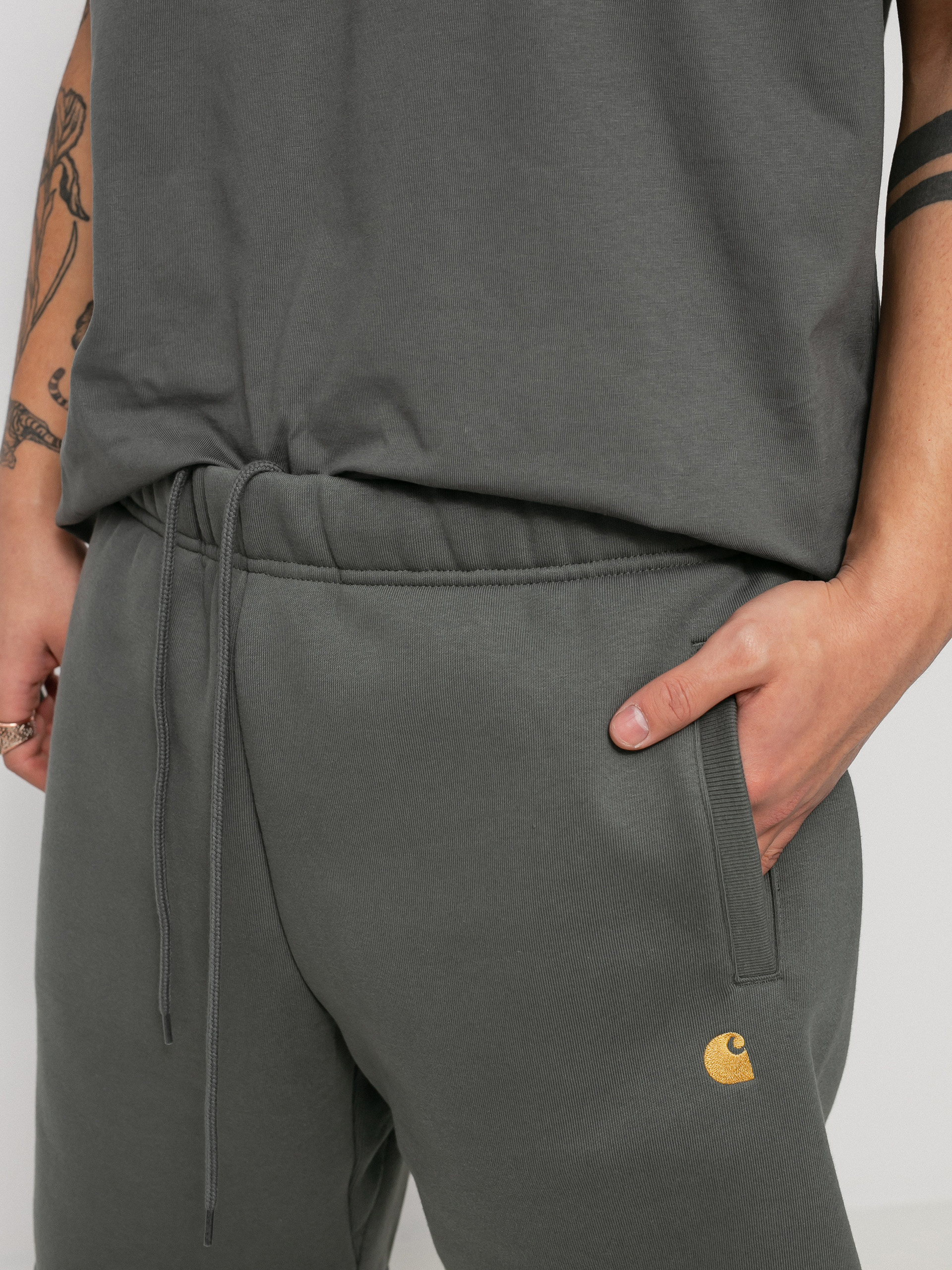Szorty Carhartt WIP Chase (thyme/gold)
