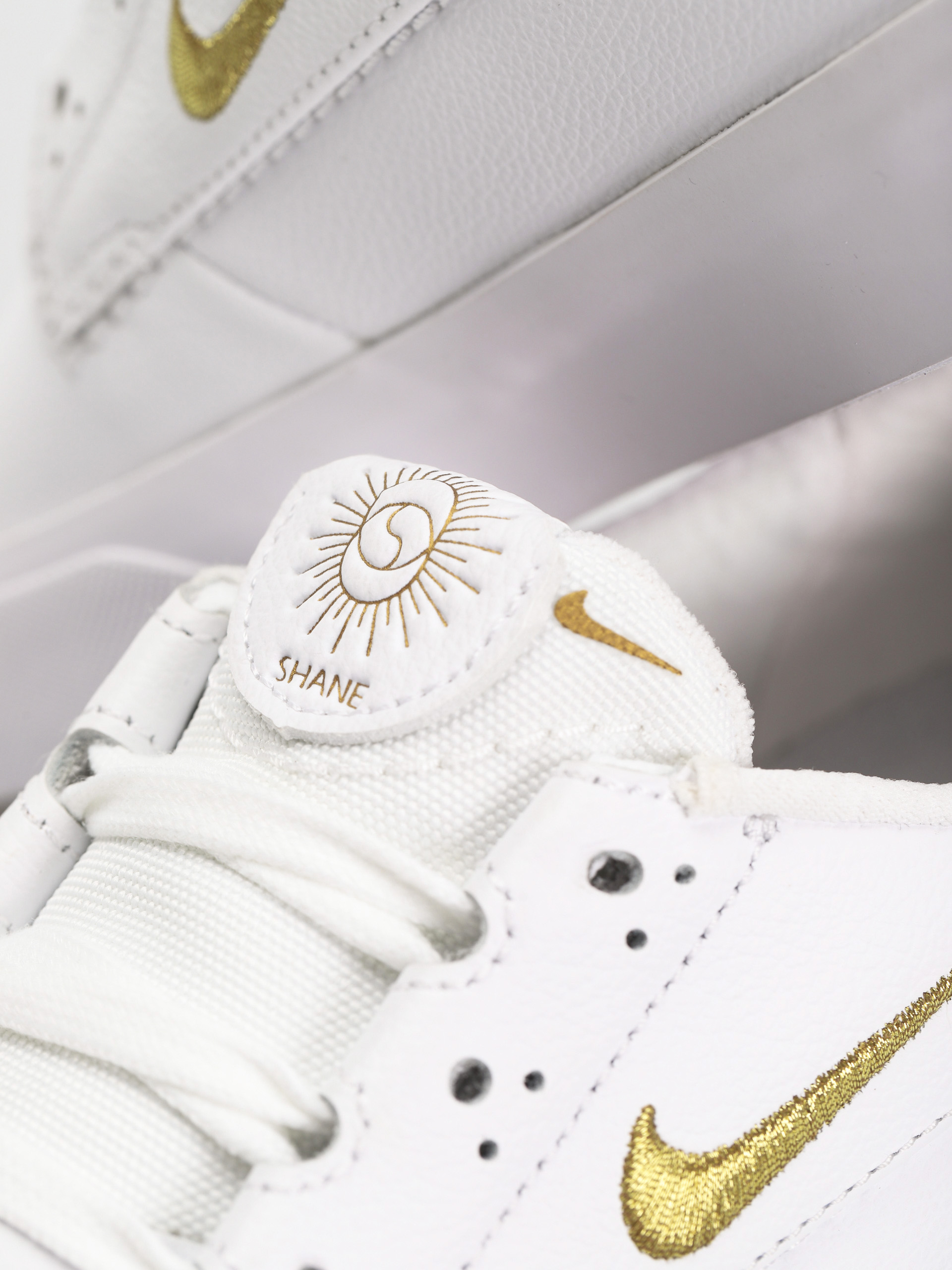 Buty Nike SB Shane Prm (white/metallic gold white white)