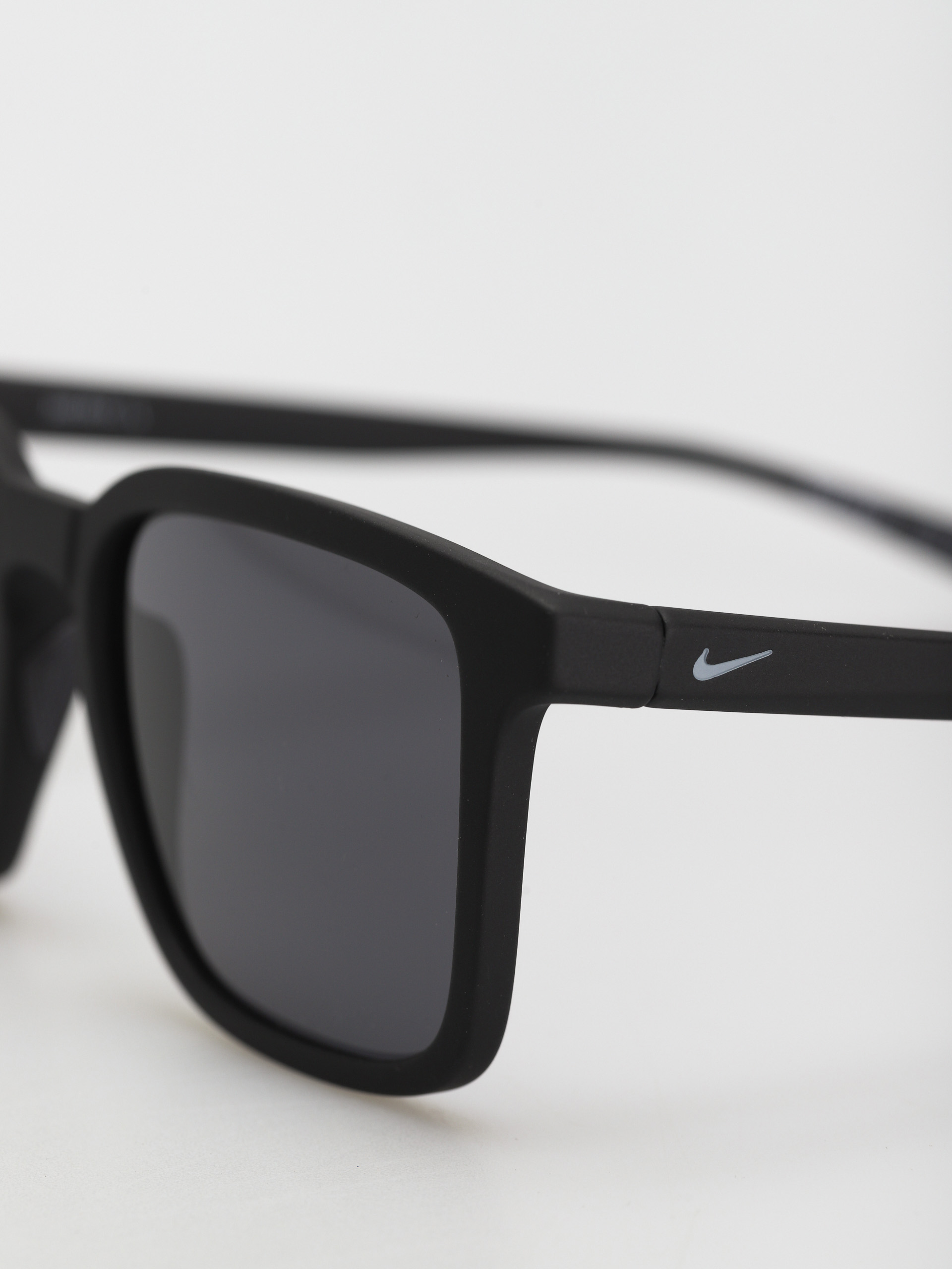 Okulary przeciwsłoneczne Nike Circuit (matte black/grey lens)