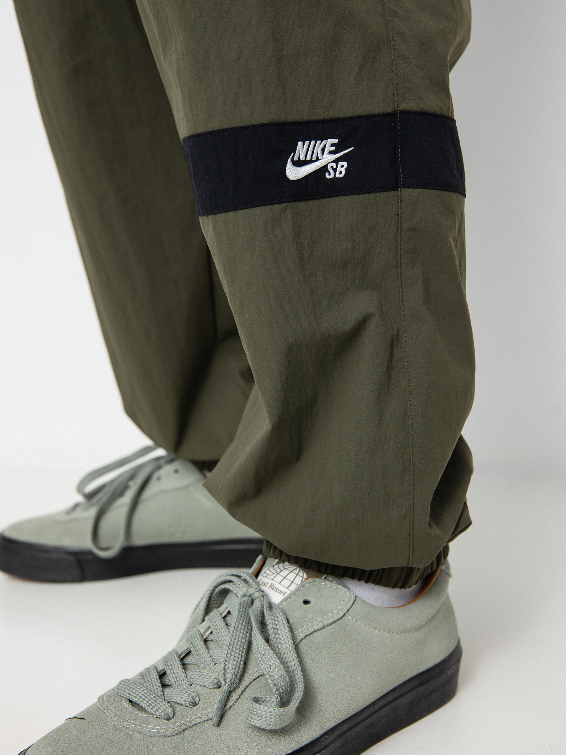 Spodnie Nike SB Essentials Track (cargo khaki/black)