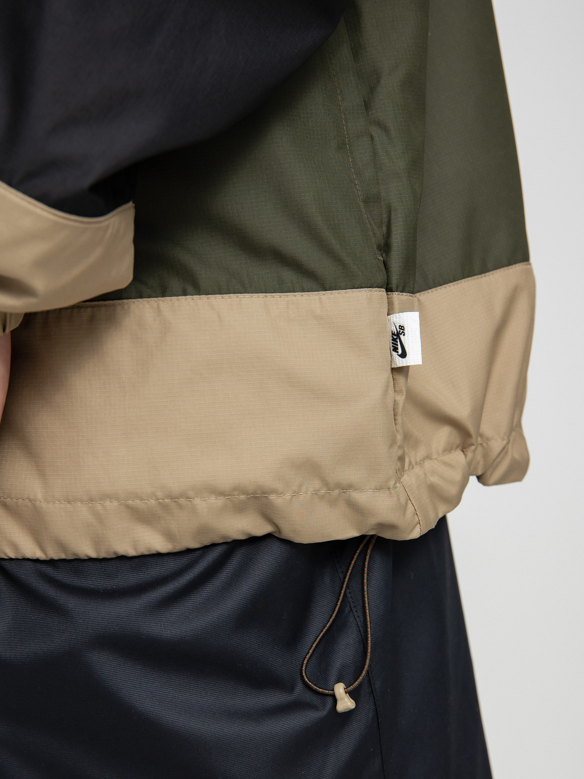 Kurtka Nike SB Anorak (cargo khaki/black)
