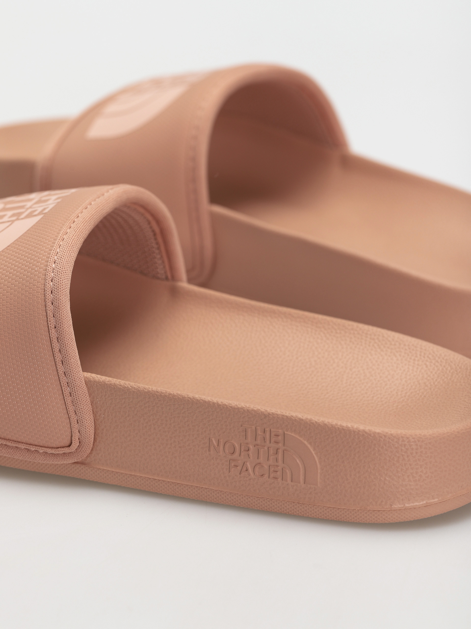 Klapki The North Face Base Camp Slide III Wmn (cafecreme/eveningsandpink)
