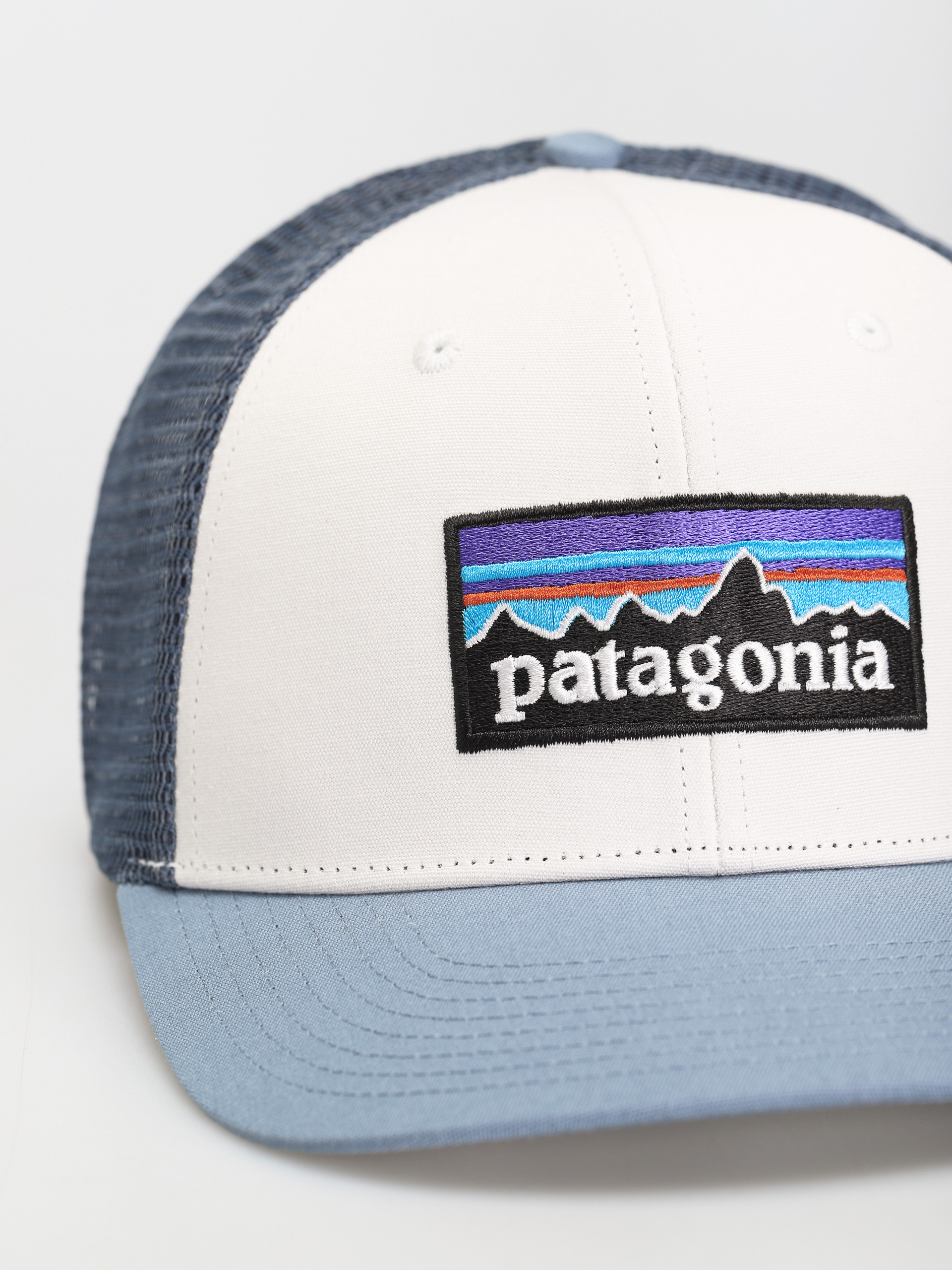 Czapka z daszkiem Patagonia P 6 Logo Trucker (white w/light plume grey)
