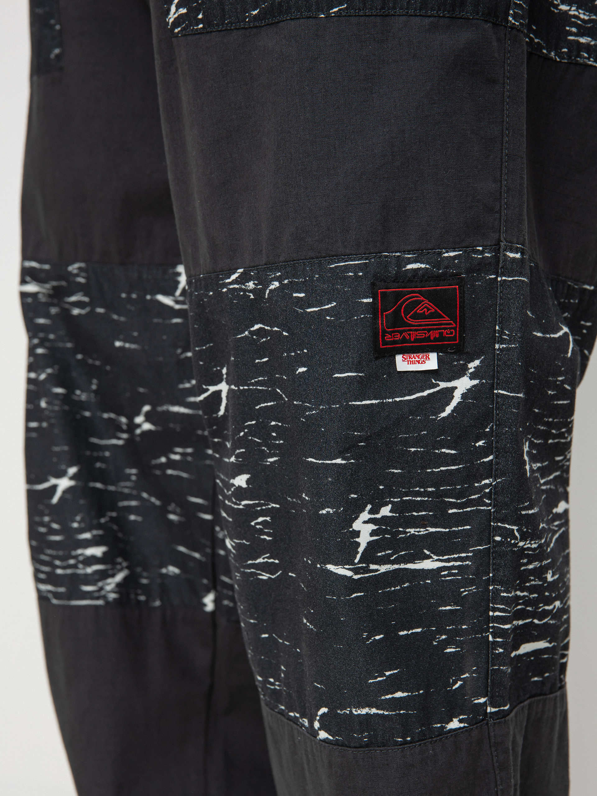 Spodnie Quiksilver X Stranger Things Skull Rock (black)
