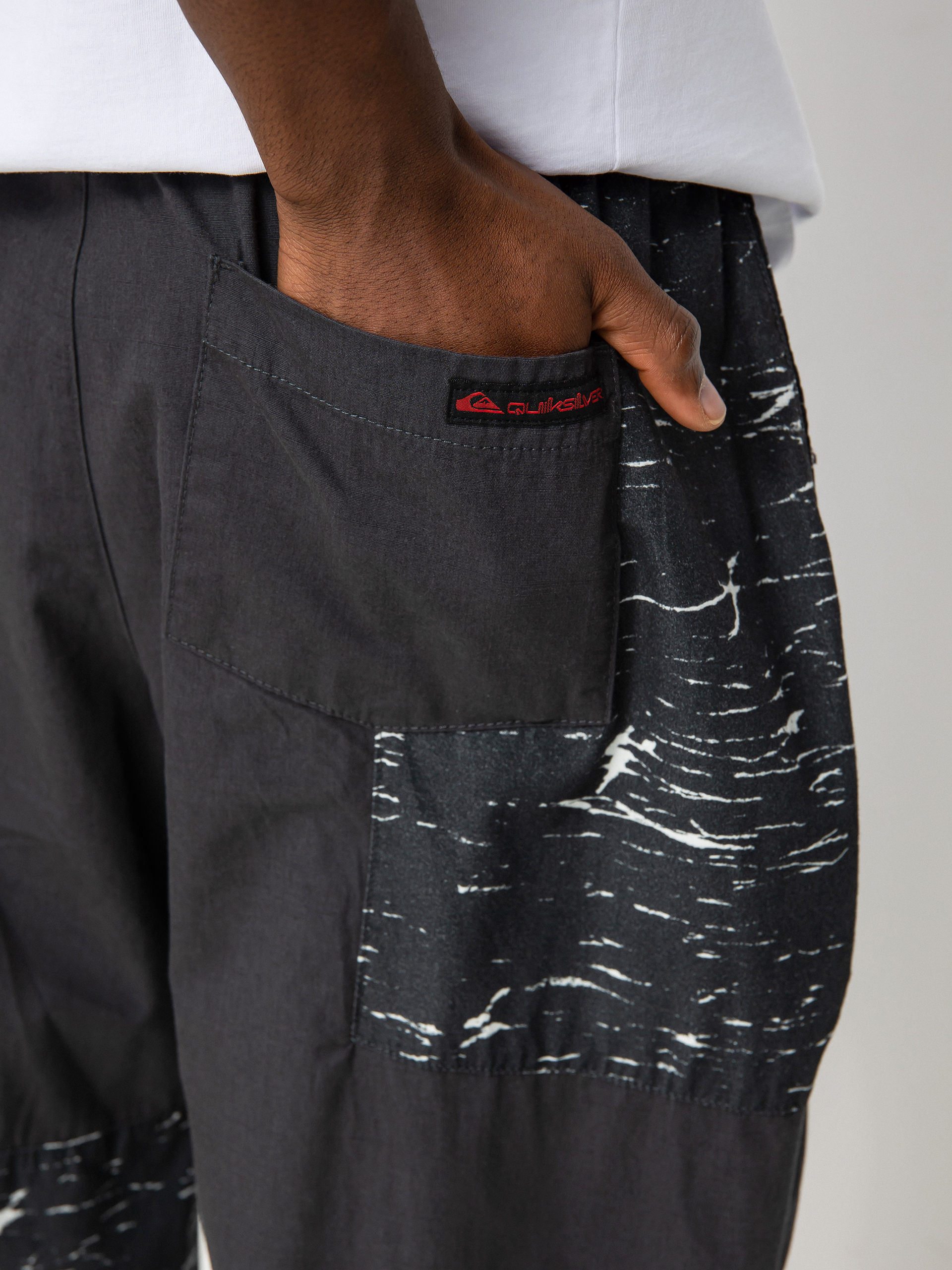 Spodnie Quiksilver X Stranger Things Skull Rock (black)