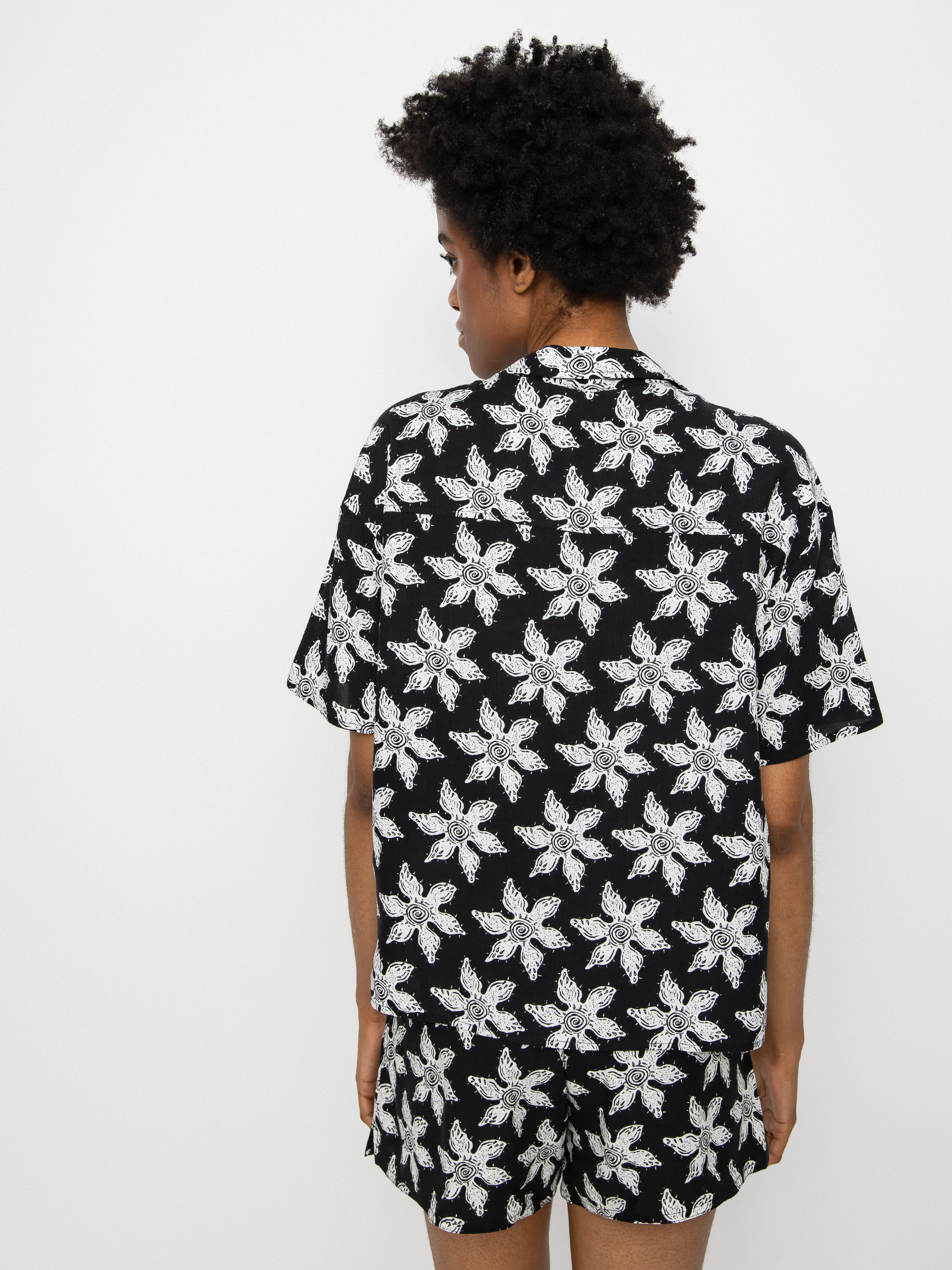 Koszula Quiksilver X Stranger Things Upside Down Wmn (upsidown monster flower black)