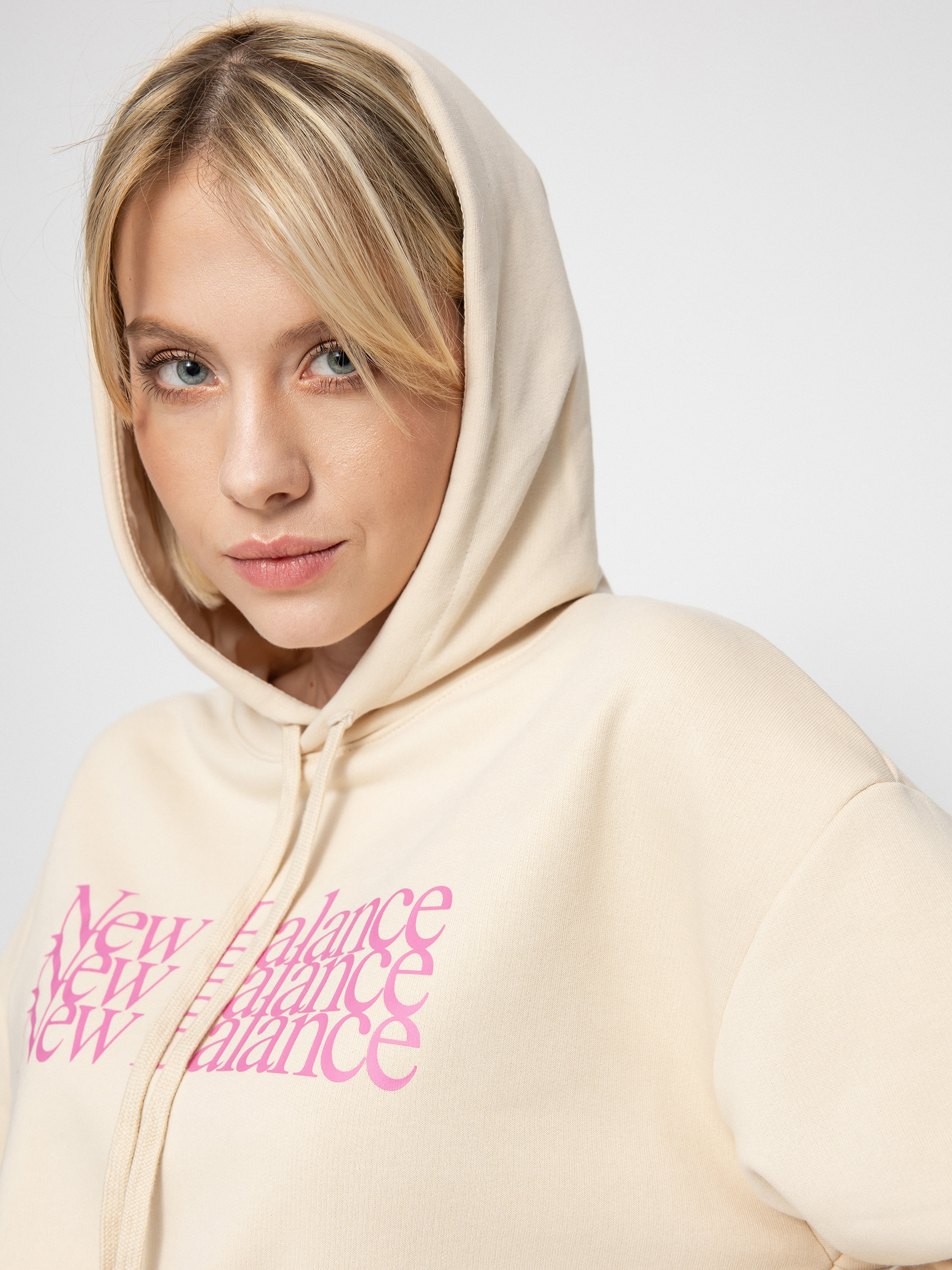Bluza z kapturem New Balance Essentials Celebrate HD Wmn (beige)