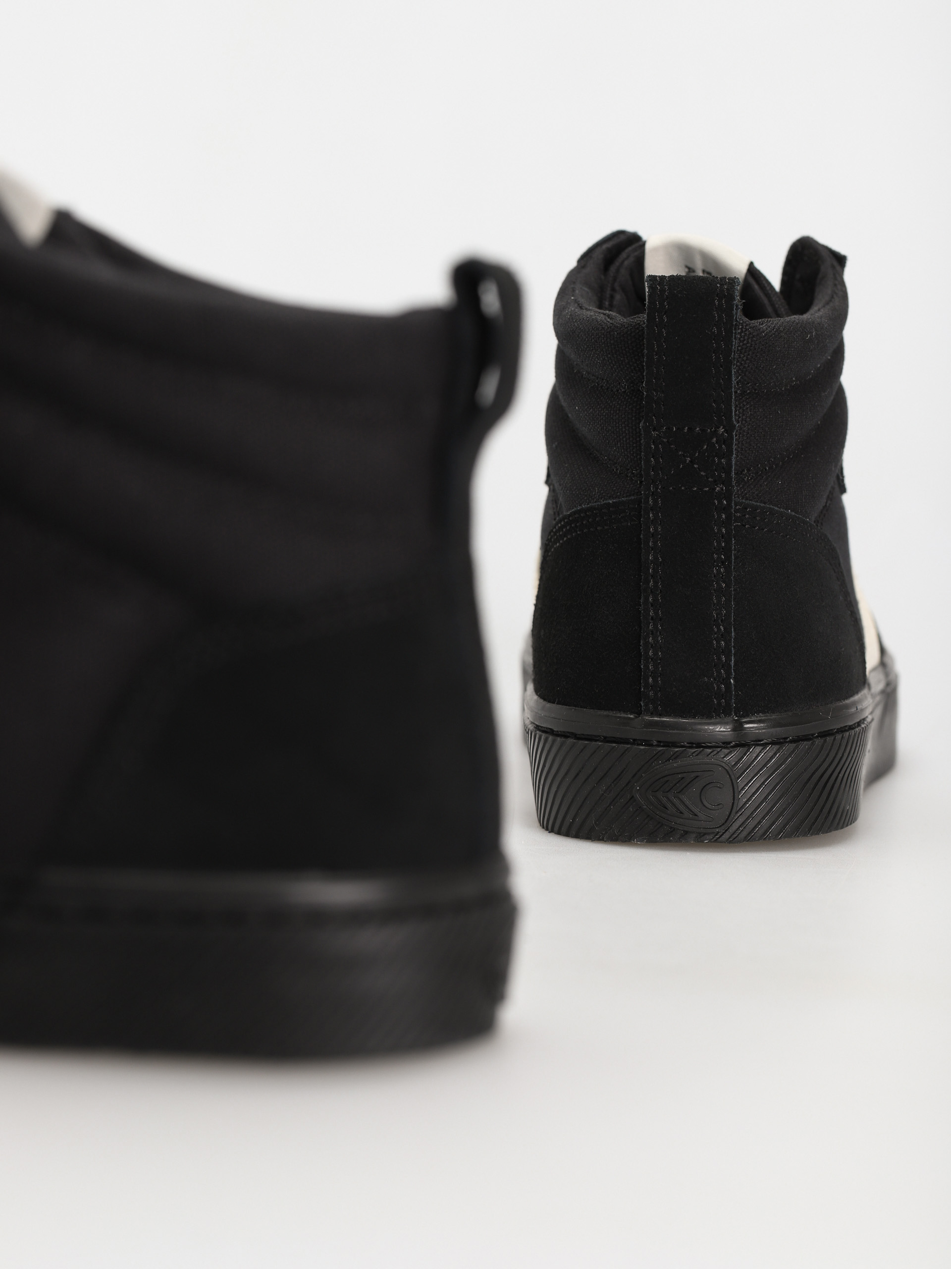 Buty Cariuma Catiba High Pro (all black suede and canvas ivory logo)