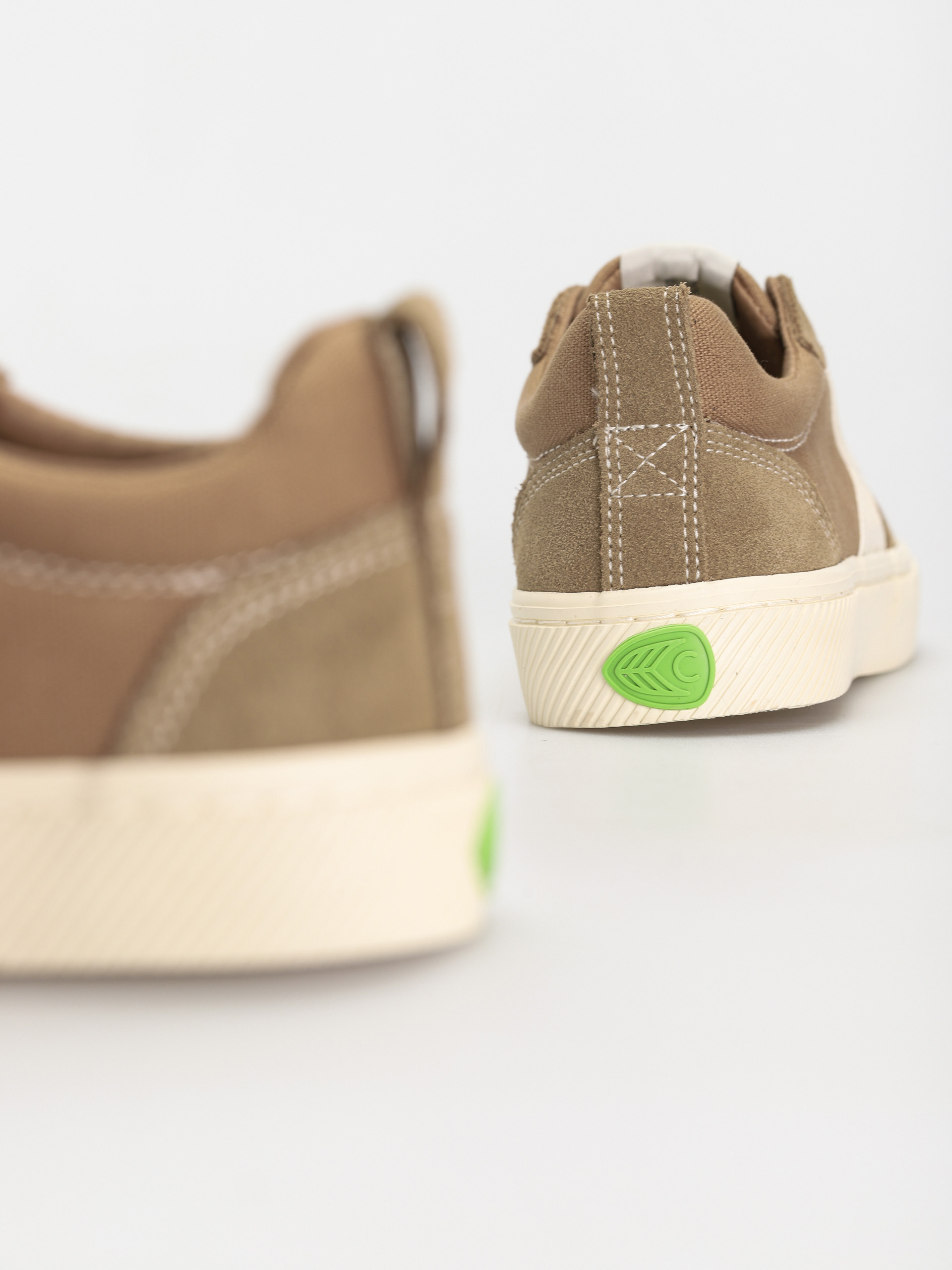 Buty Cariuma Catiba Pro (burnt sand suede and canvas contrast thread ivory logo)