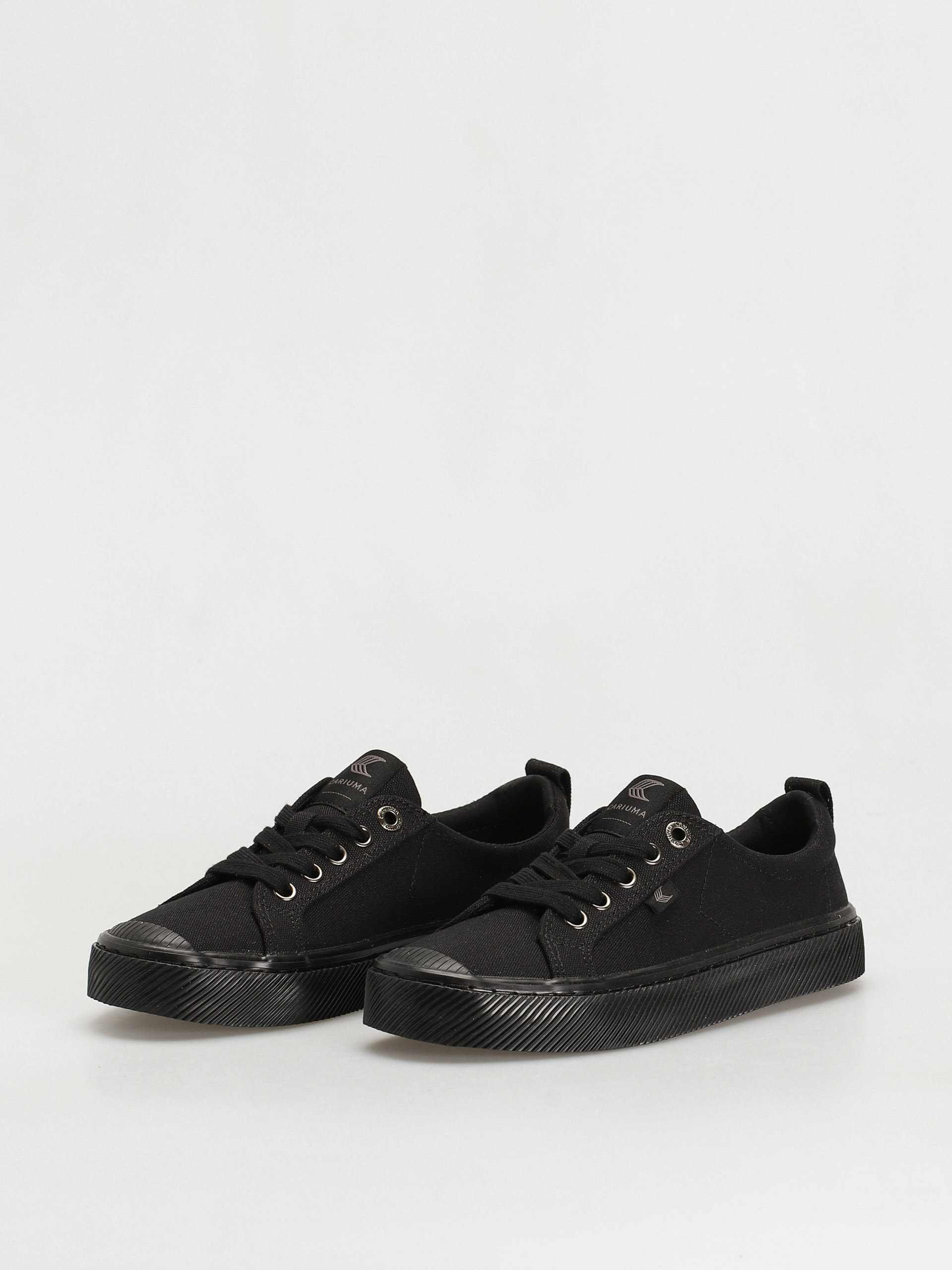 Buty Cariuma Oca Low (all black canvas)