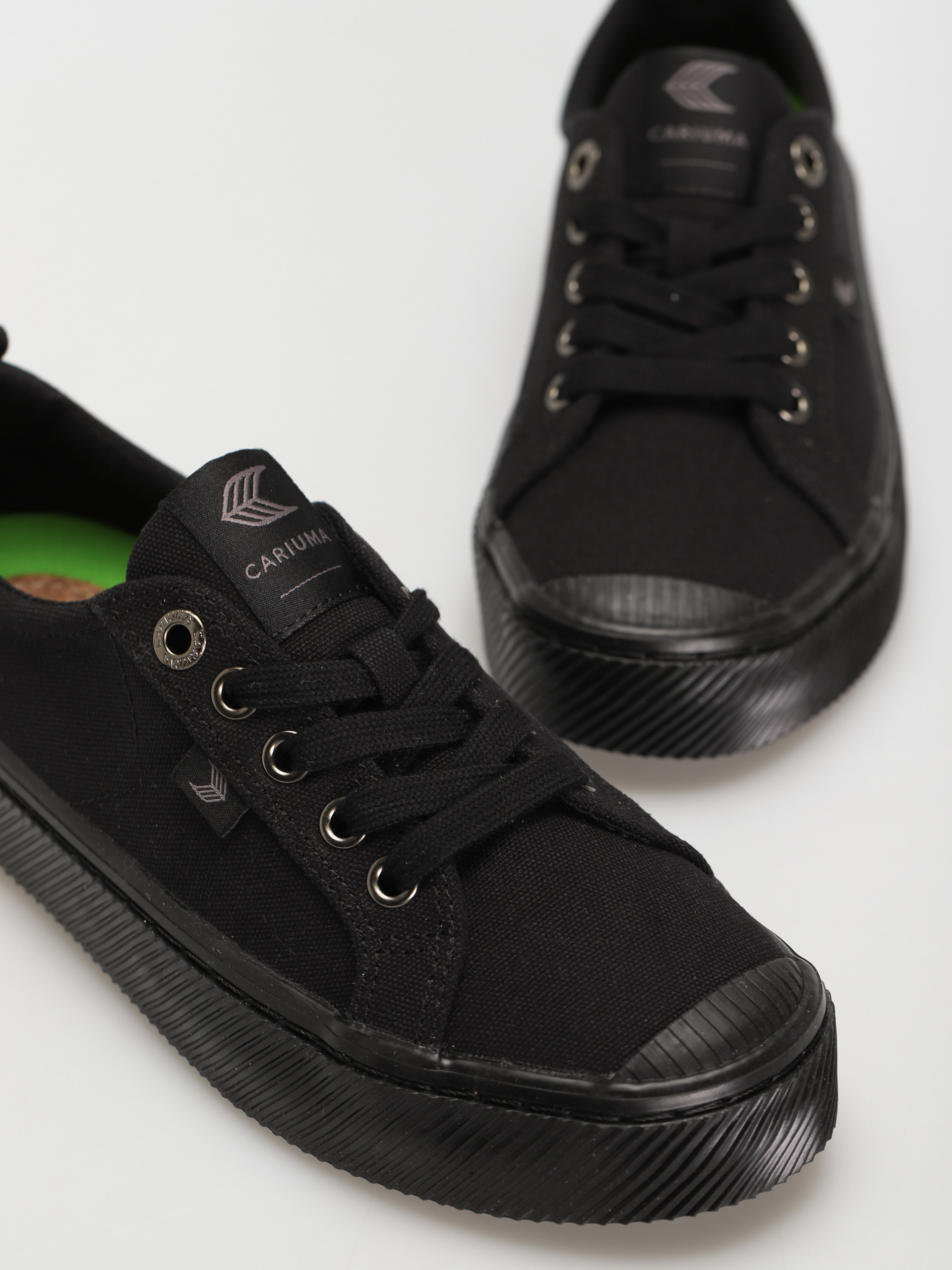 Buty Cariuma Oca Low (all black canvas)