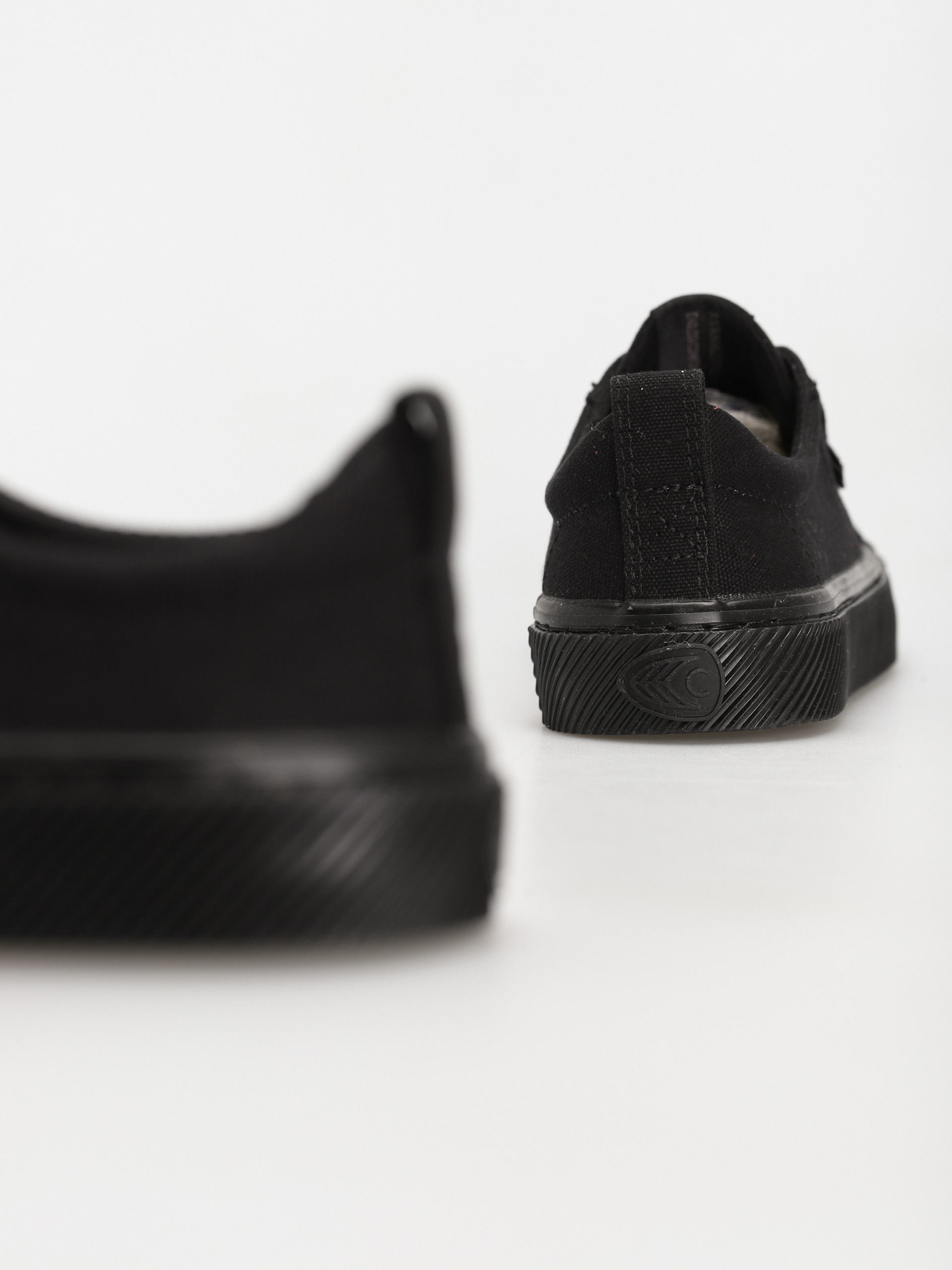 Buty Cariuma Oca Low (all black canvas)