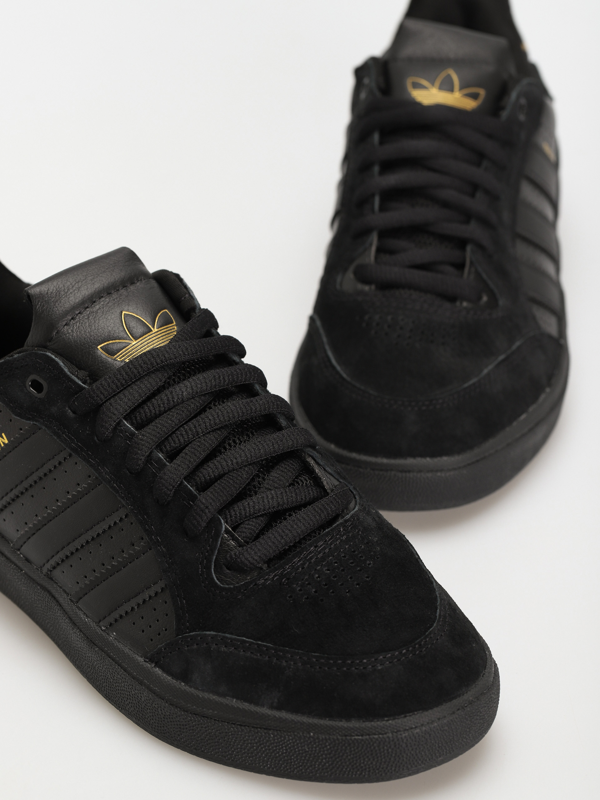Buty adidas Tyshawn Low (cblack/cblack/goldmt)