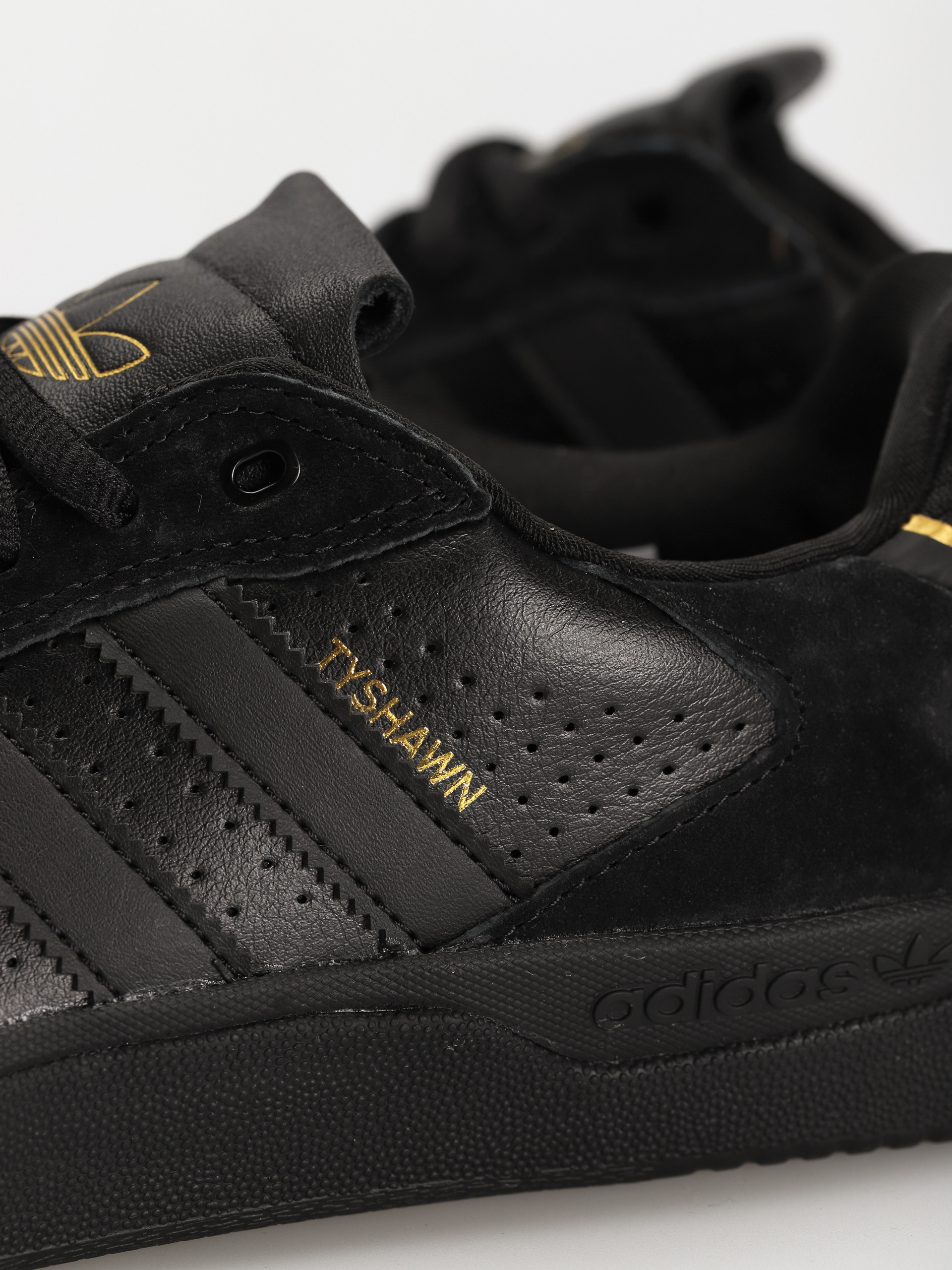 Buty adidas Tyshawn Low (cblack/cblack/goldmt)