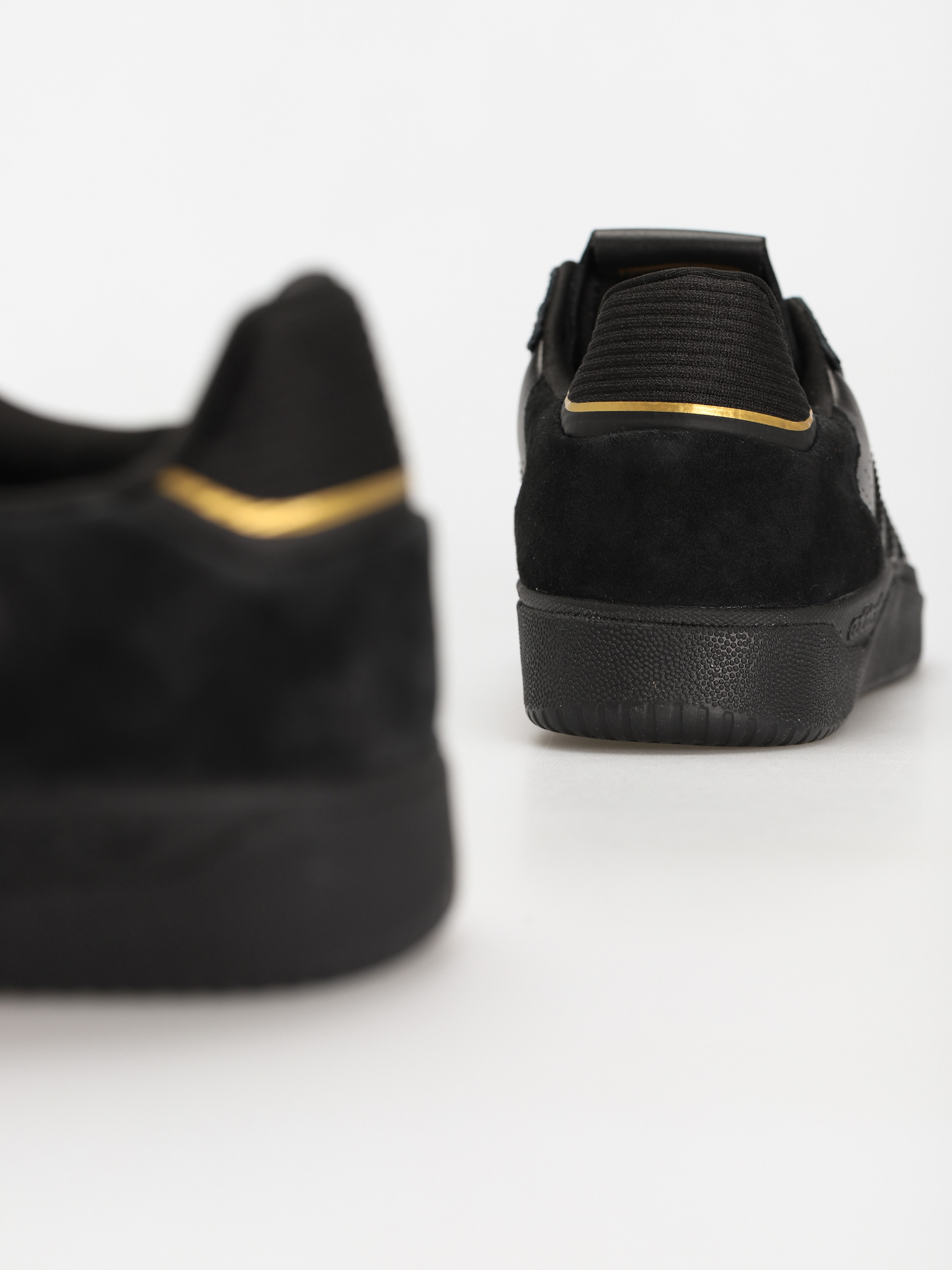 Buty adidas Tyshawn Low (cblack/cblack/goldmt)