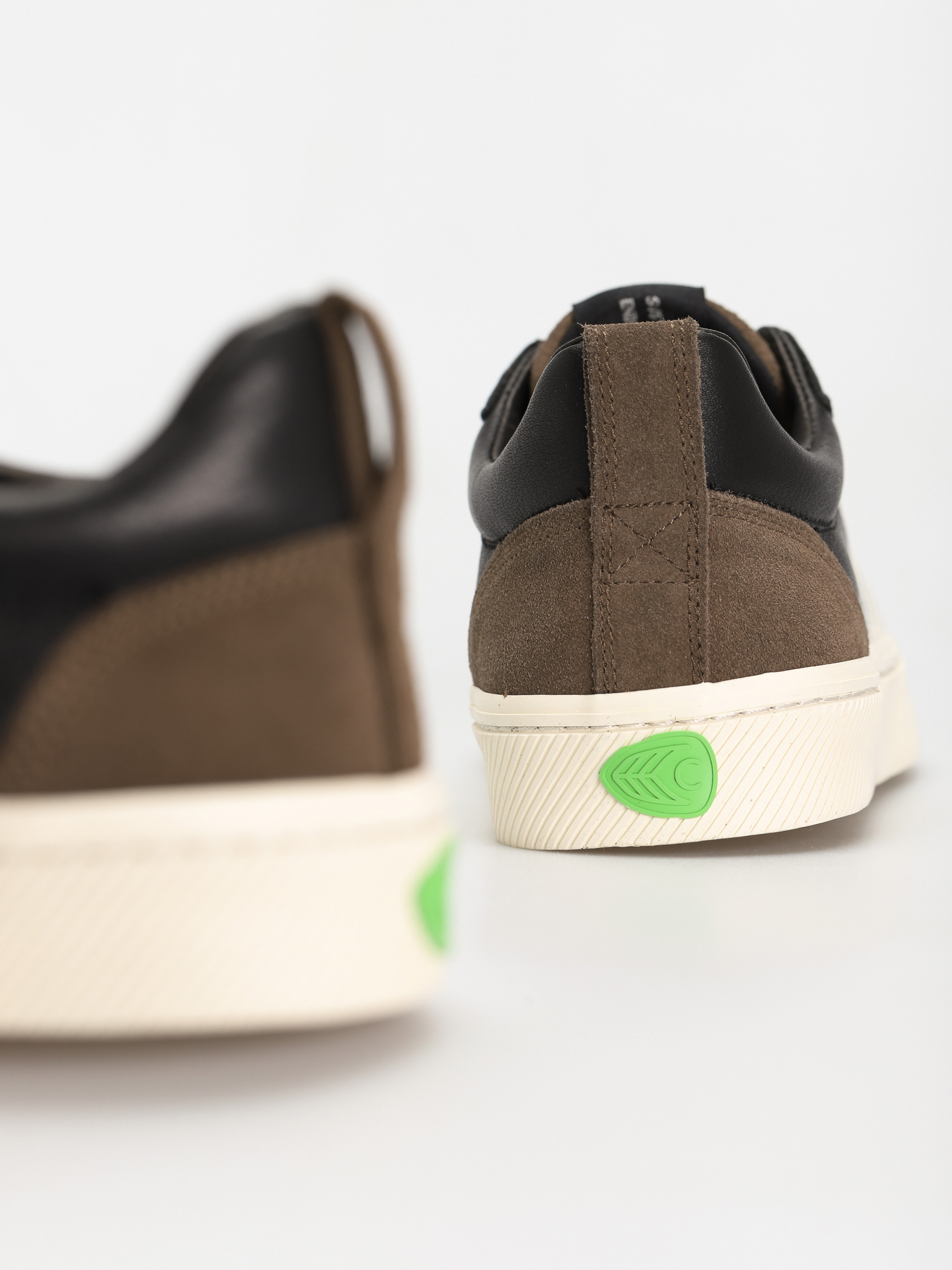 Buty Cariuma Catiba Pro (black premium leather dark khaki suede)