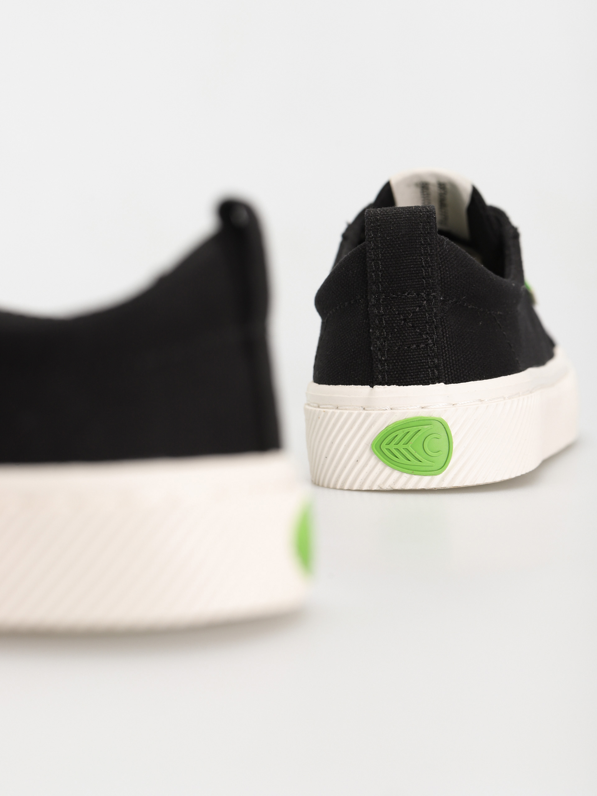 Buty Cariuma Oca Low (black canvas)