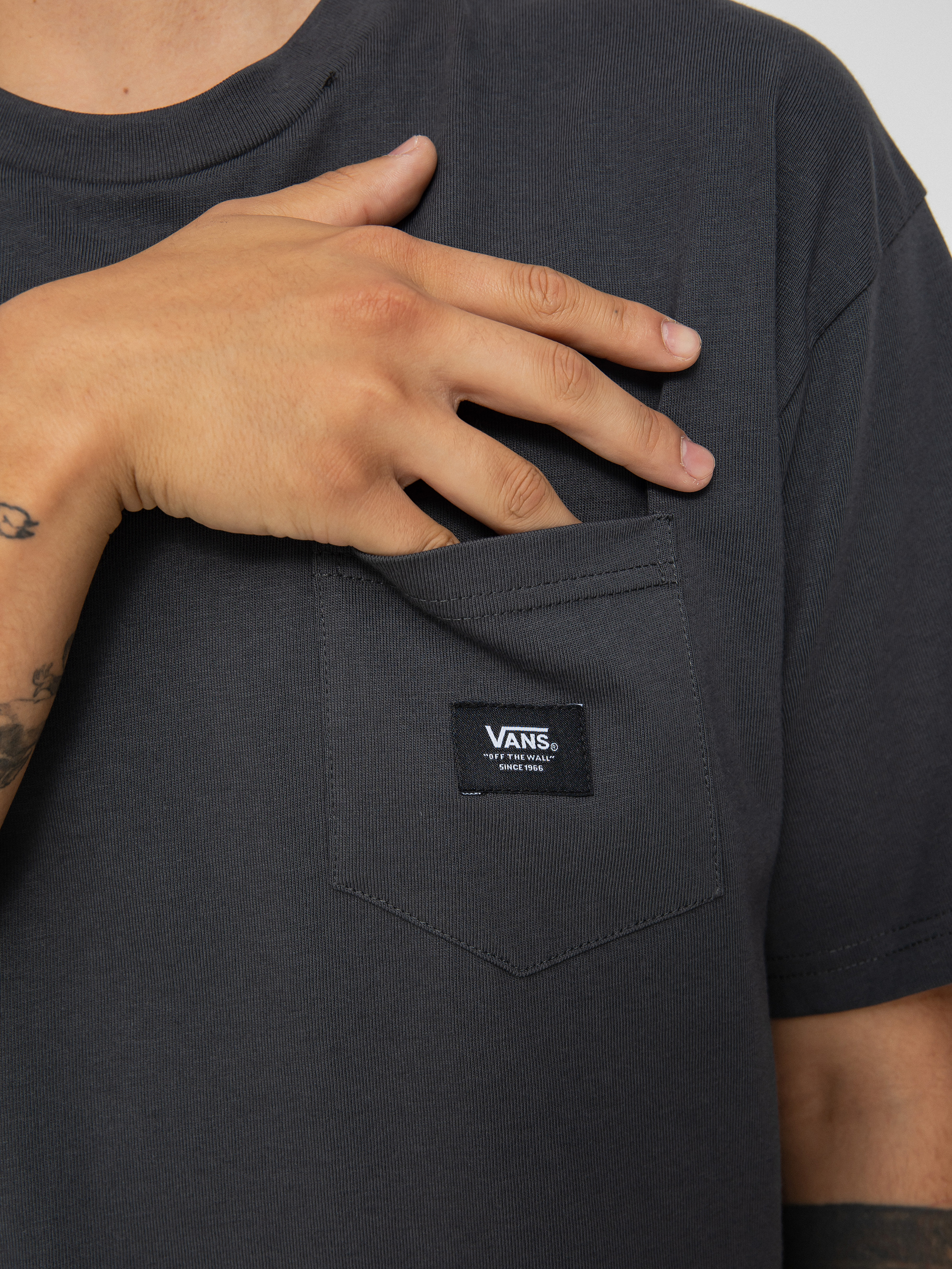 T-shirt Vans Woven Patch Pocket M (asphalt)