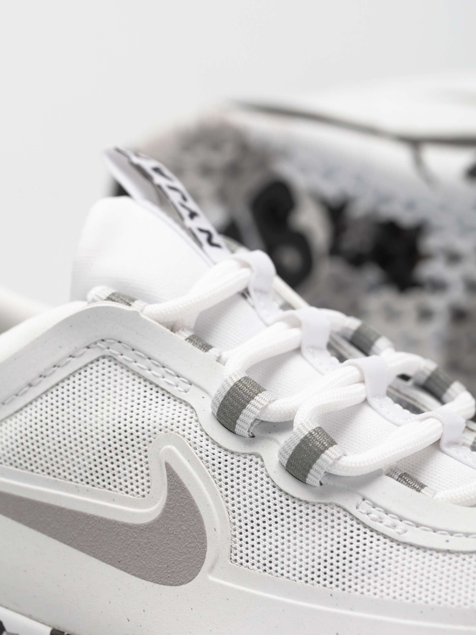 Buty Nike SB Nyjah Free 2 (white/atmosphere grey thunder grey)
