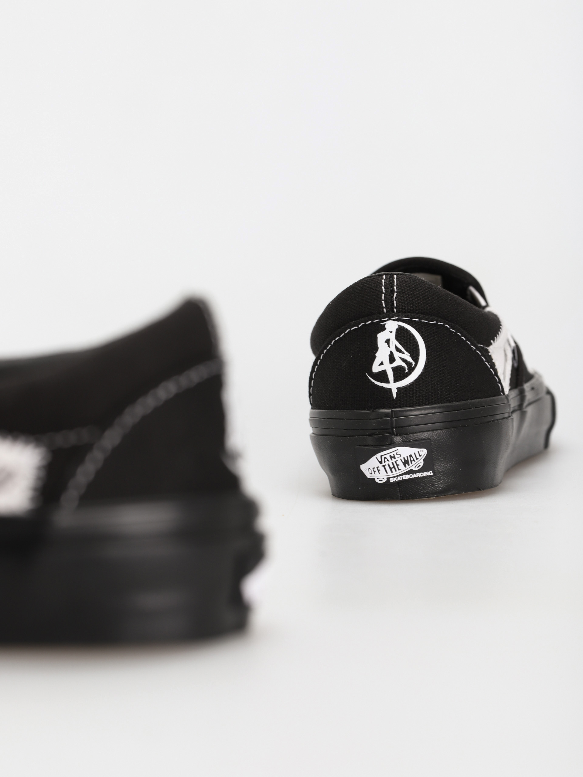 Buty Vans X Sailor Moon Skate Slip On (pretty guardian sailor moon white/black)