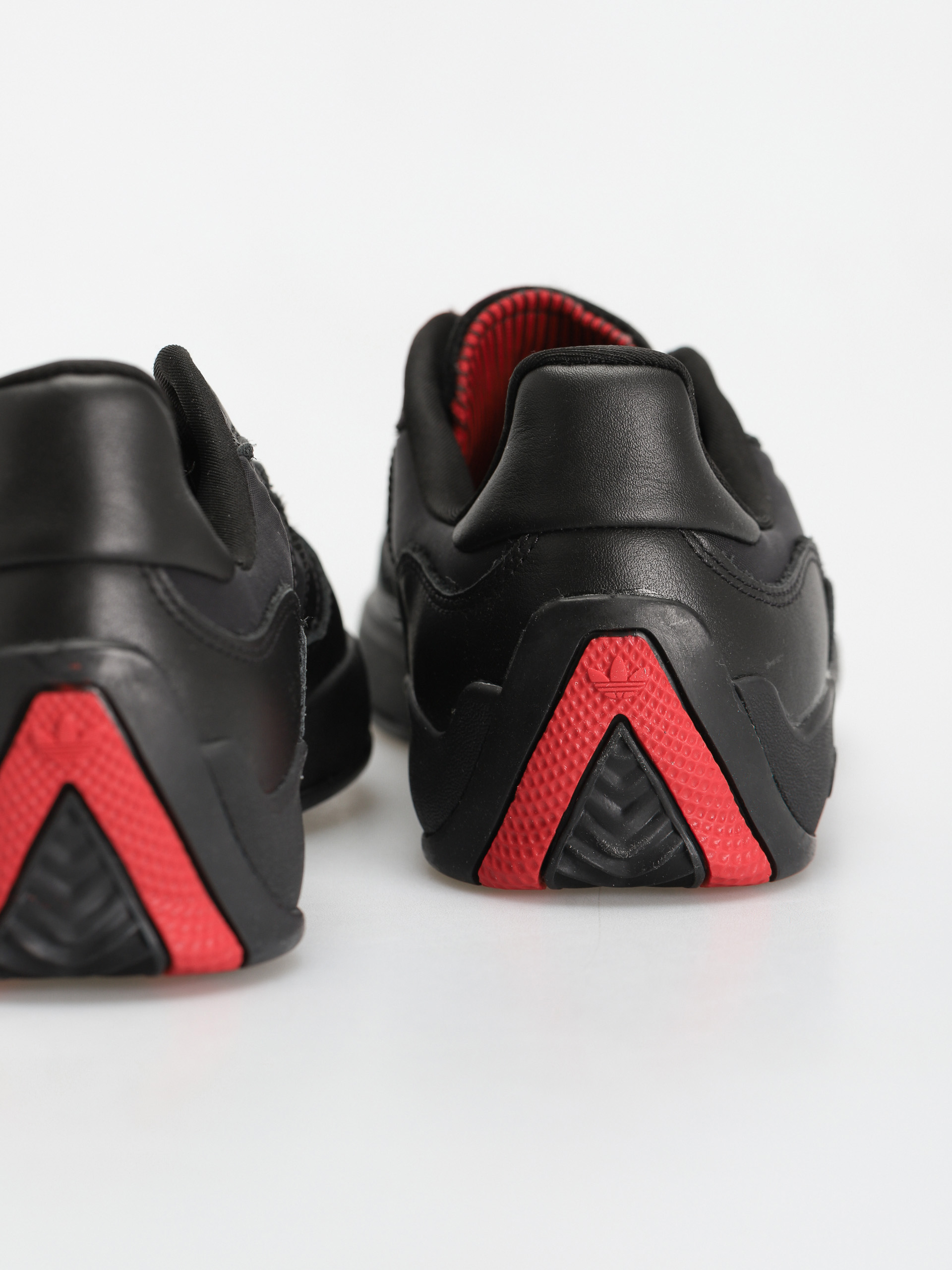 Buty adidas Puig (cblack/cblack/scarle)
