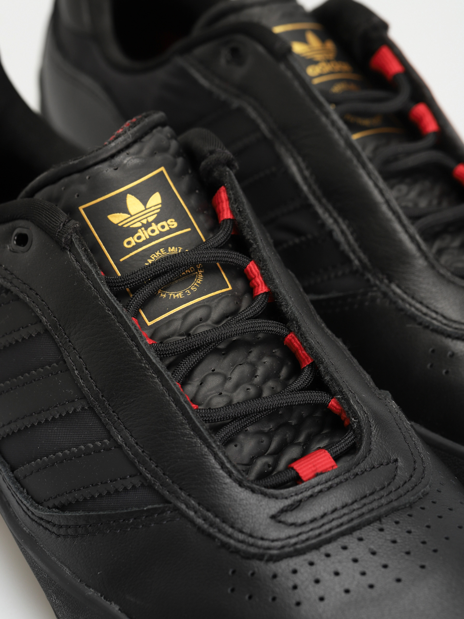 Buty adidas Puig (cblack/cblack/scarle)