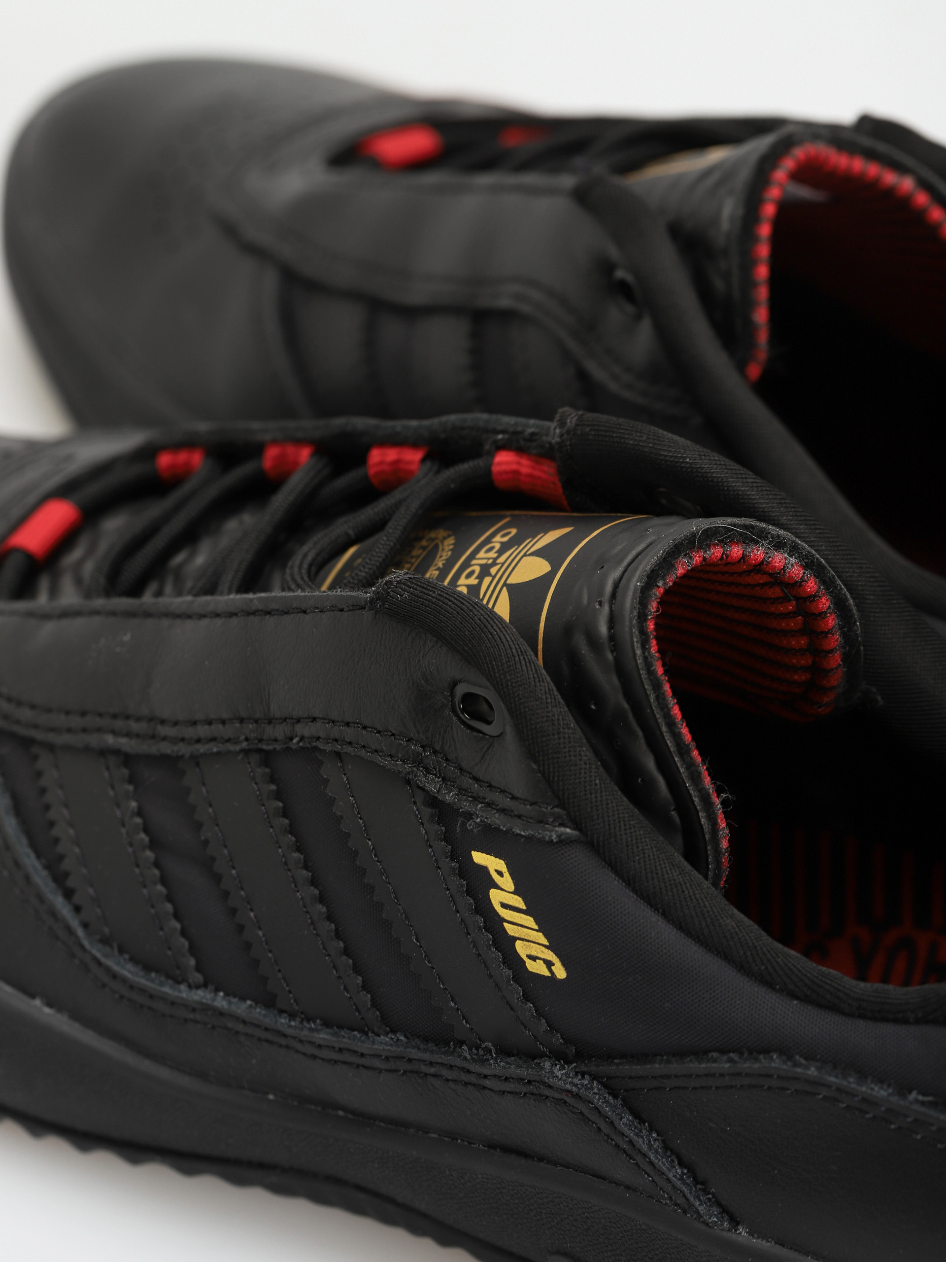 Buty adidas Puig (cblack/cblack/scarle)