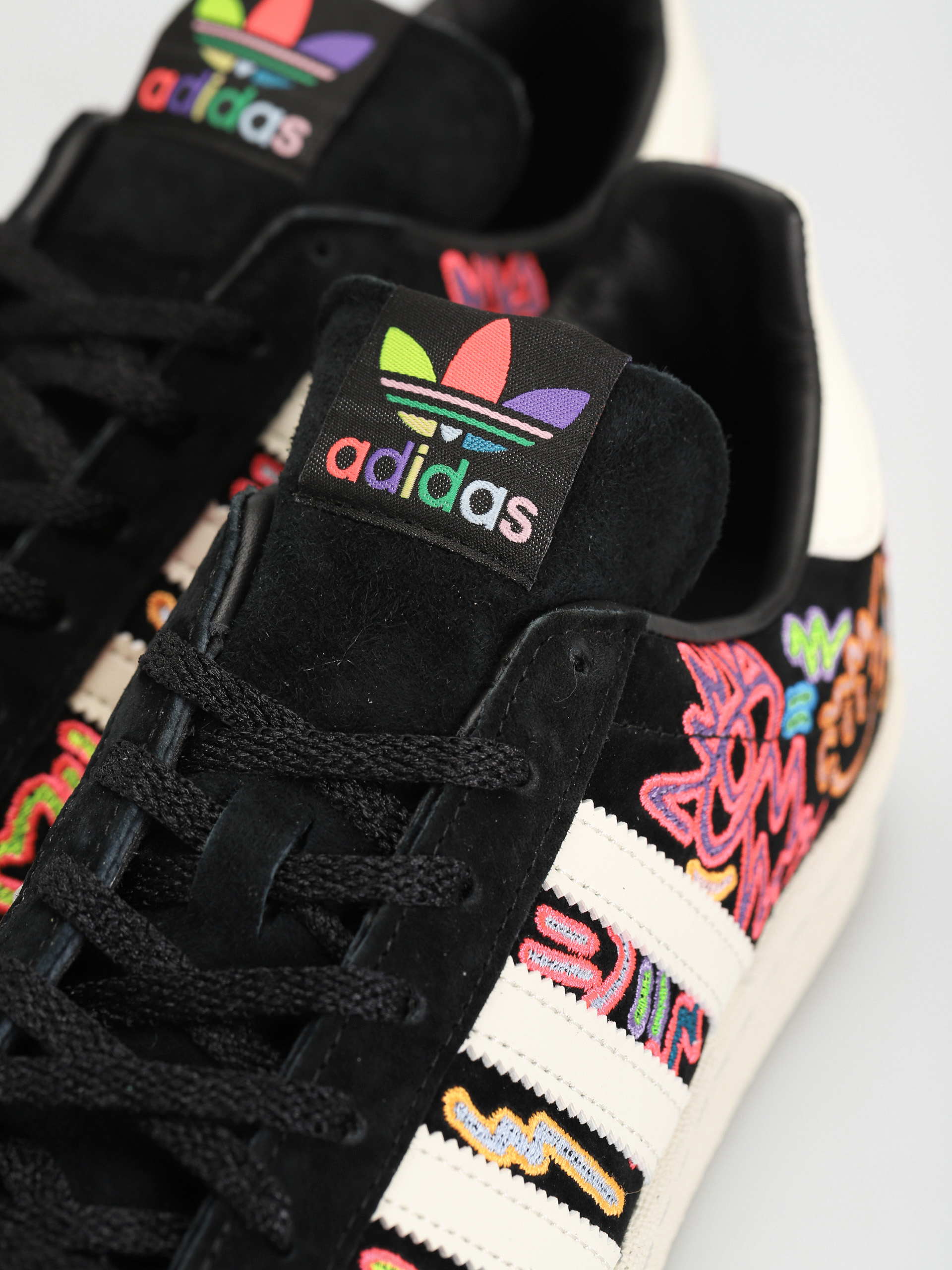Buty adidas Originals Campus 80S Pride (owhite/cblack/owhite)